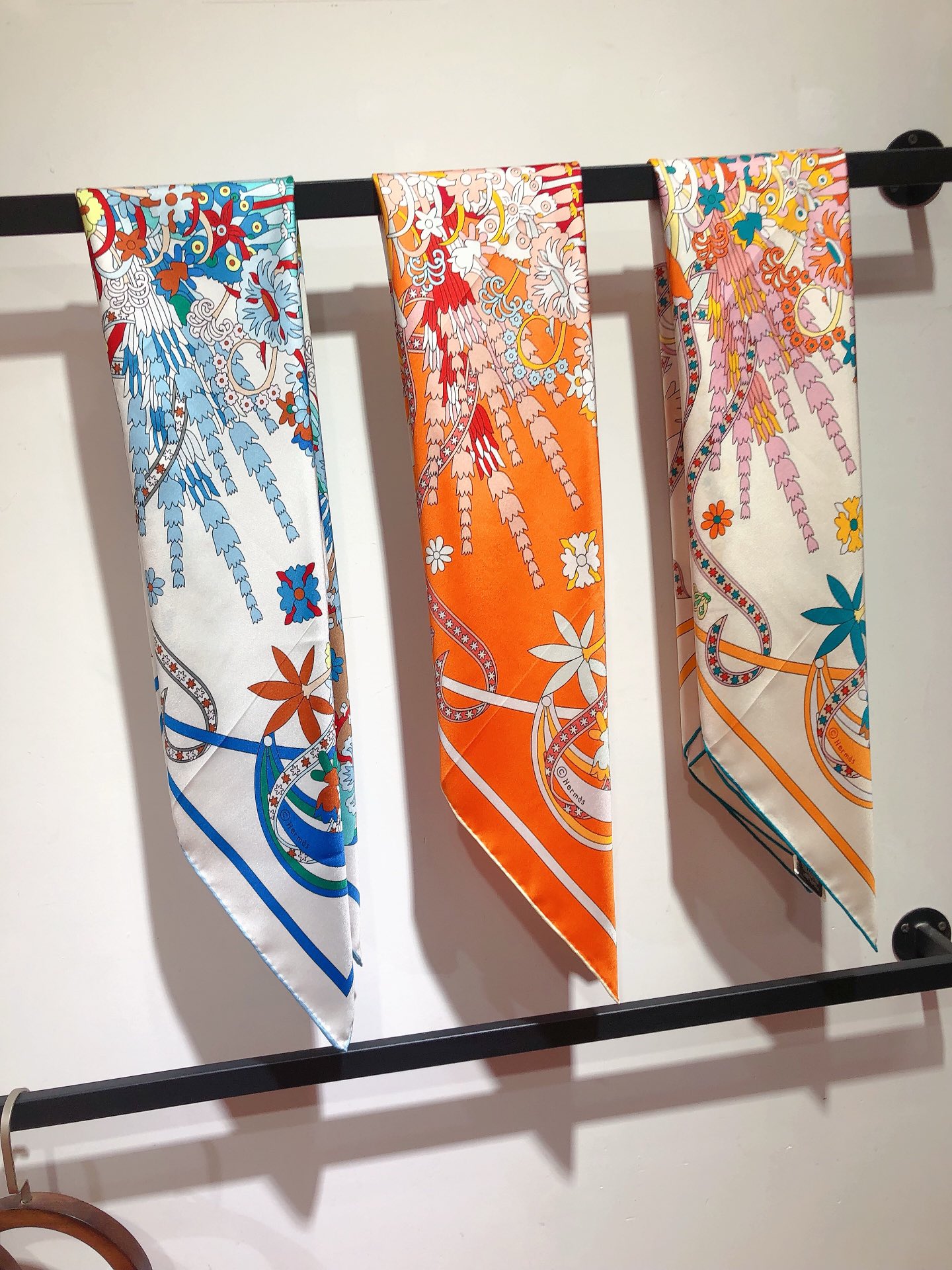 NO:171926,SHMS2408 original single Hermes [Spring Dance Steps] 90cm silk square scarf uses twill silk   hand-made rolled edge cutting-edge technology, soft and light, easy to wear. There are not many items available all year round, place an order as soon as possible [This model specification 90x90cm twill silk], high-end scarf, hermes, real silk19860909SHMS2408原单爱马仕【春天的舞步】90cm真丝方巾采用斜纹真丝 手工卷边最前沿的工艺,柔软轻盈,佩戴方便.一年四季均可使用数量不多,趁早下单【本款规格90x90cm 斜纹真丝】,高版本围巾,hermes,real silk,scarf