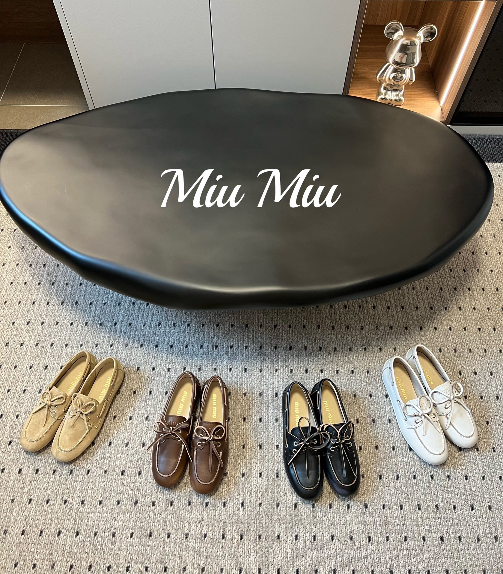 Mocassins Femme Miu Miu en Cuir Souple avec Nœud Papillon, Style Anglais