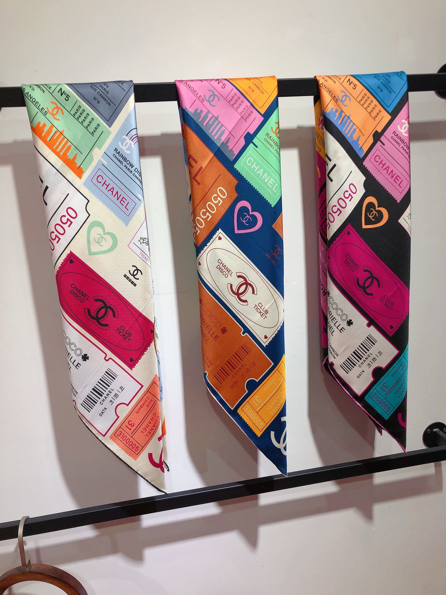 NO:173163,SCC2414 Original single small 90cm silk square scarf, top-grade twill silk material is purely hand-made curled edges, light luxury, high-end heavy twill silk, complete counter quality fabric pursues the shape, with a crisp feel, bright and plump color is super pleasing to the eye!  Good goods are not waiting for others, if you like it, you can't miss it [Ingredient size 90X90cm Twill silk], high-version scarf, real silk19860909SCC2414 原单小香90cm真丝方巾,顶级斜纹真丝材质纯手工卷边,轻奢感十足高端重磅斜纹真丝完全专柜品相面料追求造型,手感挺括,鲜艳饱满色彩超级养眼！好货不等人,喜欢就不能错过哦【成分尺寸90X90cm 斜纹真丝】,高版本围巾,real silk,scarf