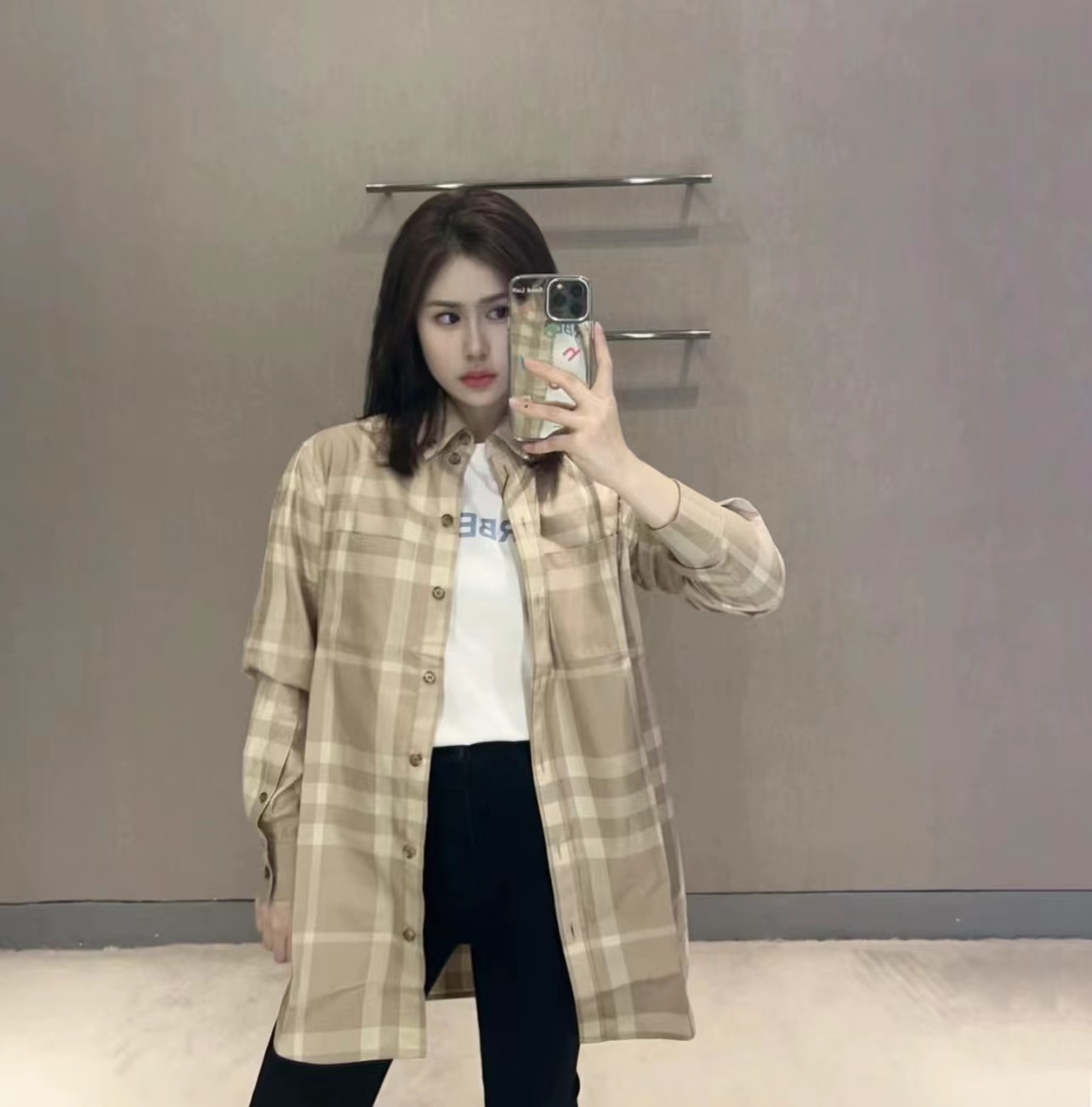 NO:312885,Each new collection of BURBERRY has no shortage of traditions to learn from. This shirt is woven from the brand’s signature plaid, and the pattern was first launched in the past. The item is made of pure cotton twill and has a loose cut. Collar buckle plaid cotton shirt Soft tan Size 6/8/10/12 Color Soft tan, burberry, shirts, alexander wang19860909BURBERRY的每个新系列都不乏可借鉴的传统.这款衬衫采用品牌标志性格纹的中性迭代编织而成,该图案于代首次推出.单品以纯棉斜纹布制成,剪裁宽松. 领尖扣衣领格纹棉质衬衫 柔黄褐色 码数6/8/10/12 颜色柔黄褐色,,burberry,shirts,alexander wang,Women's clothing