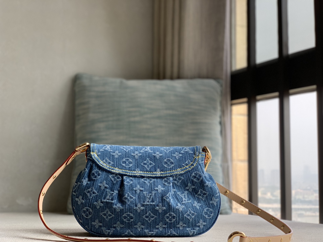 Louis Vuitton 24 Special for upgraded version SUNSET LV M46829 denim dual-purpose underarm crossbody bag. This material is made through multiple