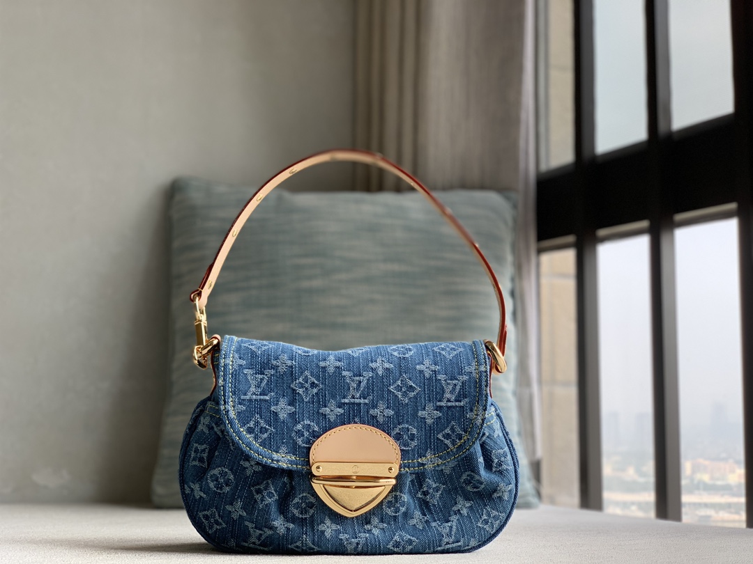 Louis Vuitton 24 Special for upgraded version SUNSET LV M46829 denim dual-purpose underarm crossbody bag. This material is made through multiple
