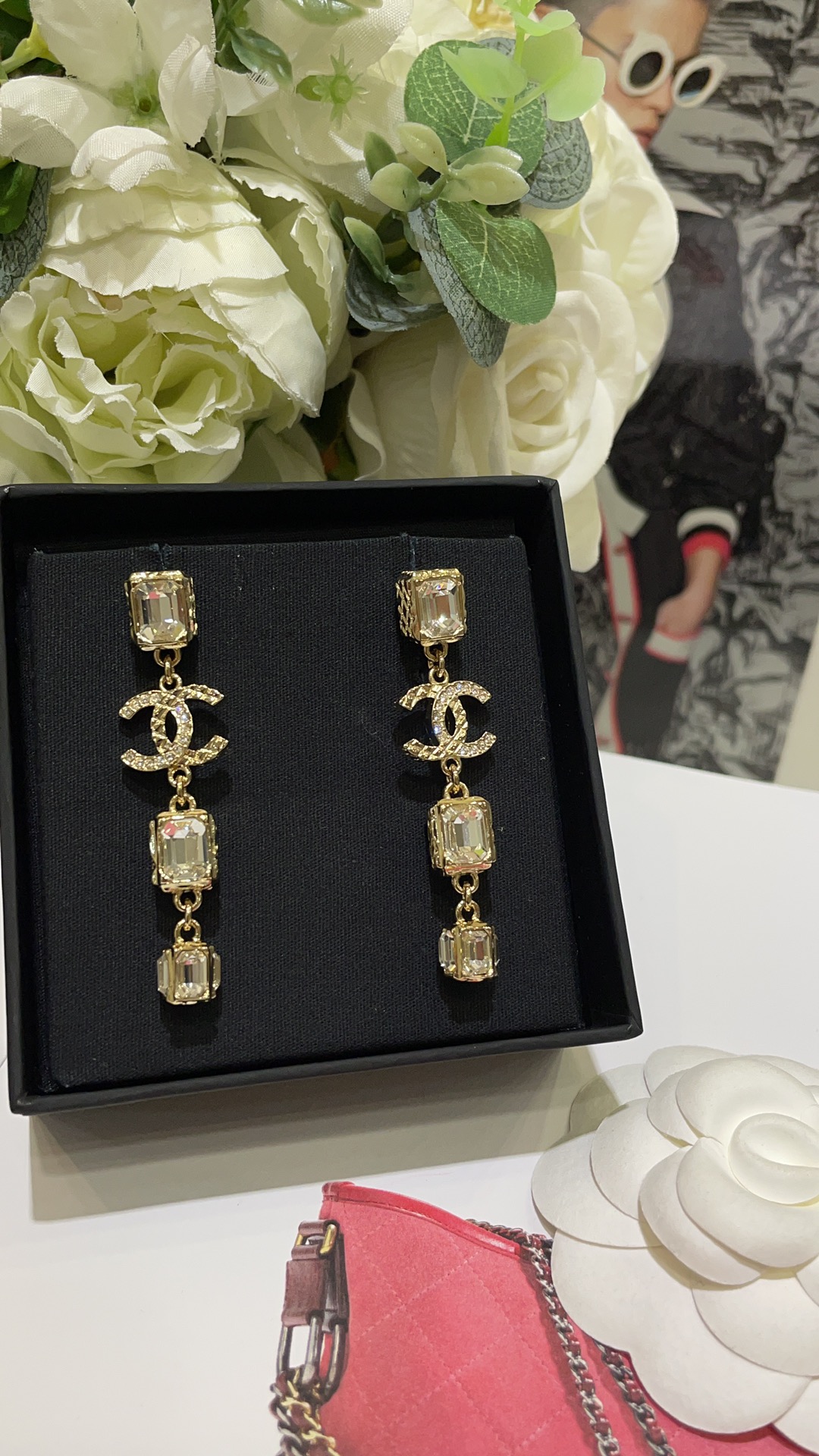 NO:631654,88220, today’s new product, long style, 23K new gold rhombus rhinestone stitching double C rhinestone pendant earrings. The golden rhombus pattern is simple and yet has a sense of design. Blessed by super sparkling large rhinestones, the extravagance value is Max. The long design can be worn on the upper body to modify the face. Z version customization. Large diamond custom crystal. Small diamond Swarovski diamond, Cardia high-end jewelry.1986090988220,今日新品长款 23K新款金色菱格纹水钻拼接双C水钻吊坠耳钉 金色菱格纹简约又不失设计感 超闪大颗水钻的加持 贵气值Max 长款设计佩戴上身很修饰脸型 z版定制 大钻定制水晶 小钻施华洛钻,,卡迪亚高端饰品,Jewelry