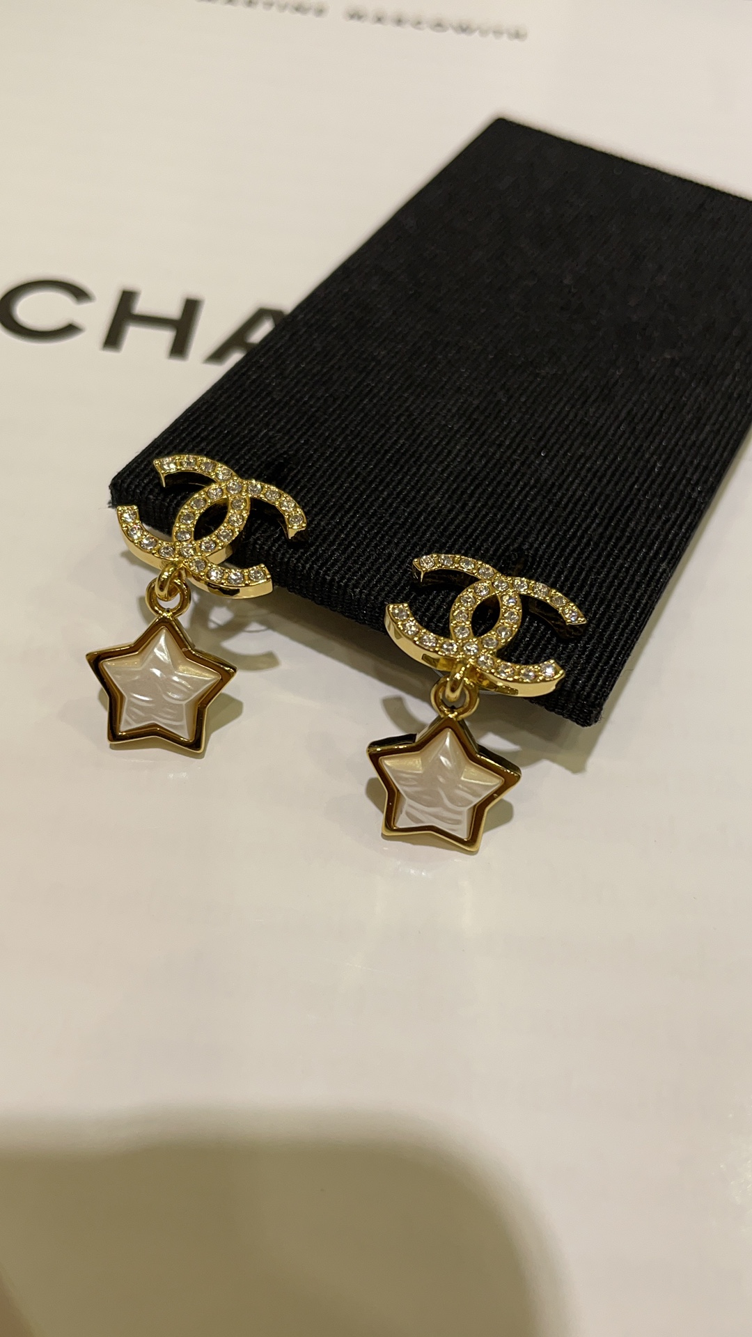 NO:634209,88180, arrived today. 24C new gold rhinestone double C star stud earrings. The full diamond double C is decorated with full three-dimensional small stars. It is cute and lively to wear on the upper body. Customize it at a good price and earn money. Z version customization, consistent brass gold plating, Swarovski diamonds, gold plating, Cartier high-end jewelry1986090988180,今日到货  24C新款金色水钻双C星星耳钉 满钻双C下方点缀饱满立体的小星星 佩戴上身可爱活泼 定制好价买到赚到 z版定制 一致黄铜镀金 施华洛钻,,gold plating,卡迪亚高端饰品,Jewelry