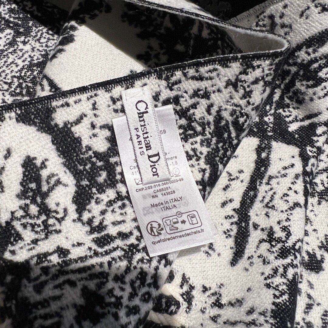这款Sauvage茹伊印花围巾全新演绎D/ior经典图案采用山羊绒和羊毛混纺面料精心制作饰以流苏饰边和C