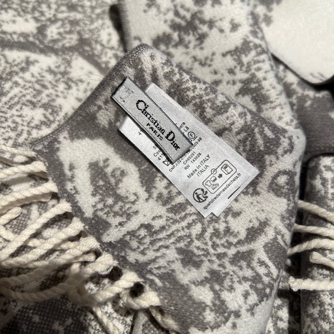 这款Sauvage茹伊印花围巾全新演绎D/ior经典图案采用山羊绒和羊毛混纺面料精心制作饰以流苏饰边和C