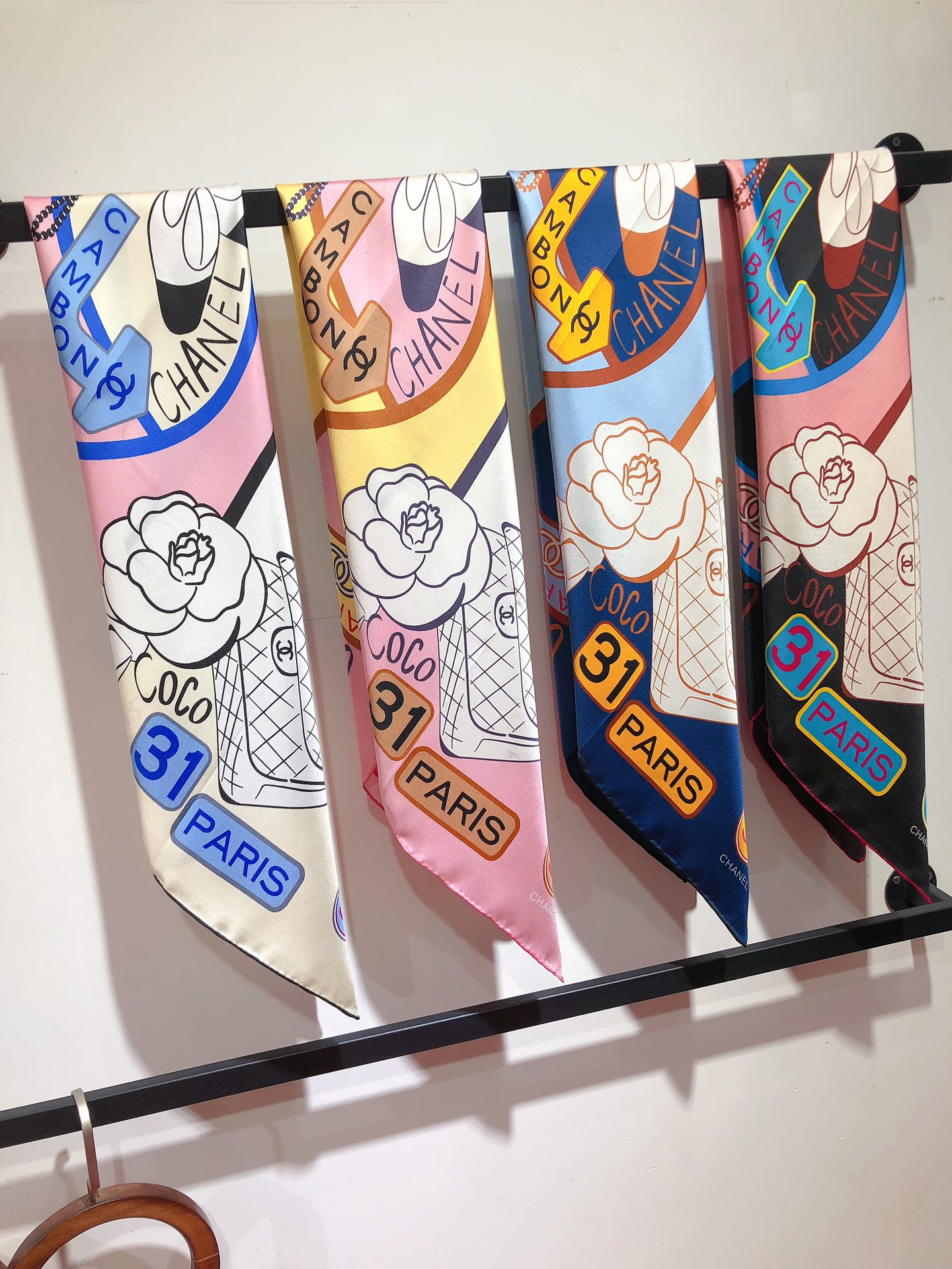 NO:173178,SCC2415 Original single small 90cm silk square scarf, top-grade twill silk material is purely hand-made curled edges, light luxury, high-end heavy twill silk, complete counter quality fabric pursues the shape, with a crisp feel, bright and plump color is super pleasing to the eye!  Good goods are not waiting for others, if you like it, you can't miss it [Ingredient size 90X90cm Twill silk], high-version scarf, real silk19860909SCC2415 原单小香90cm真丝方巾,顶级斜纹真丝材质纯手工卷边,轻奢感十足高端重磅斜纹真丝完全专柜品相面料追求造型,手感挺括,鲜艳饱满色彩超级养眼！好货不等人,喜欢就不能错过哦【成分尺寸90X90cm 斜纹真丝】,高版本围巾,real silk,scarf