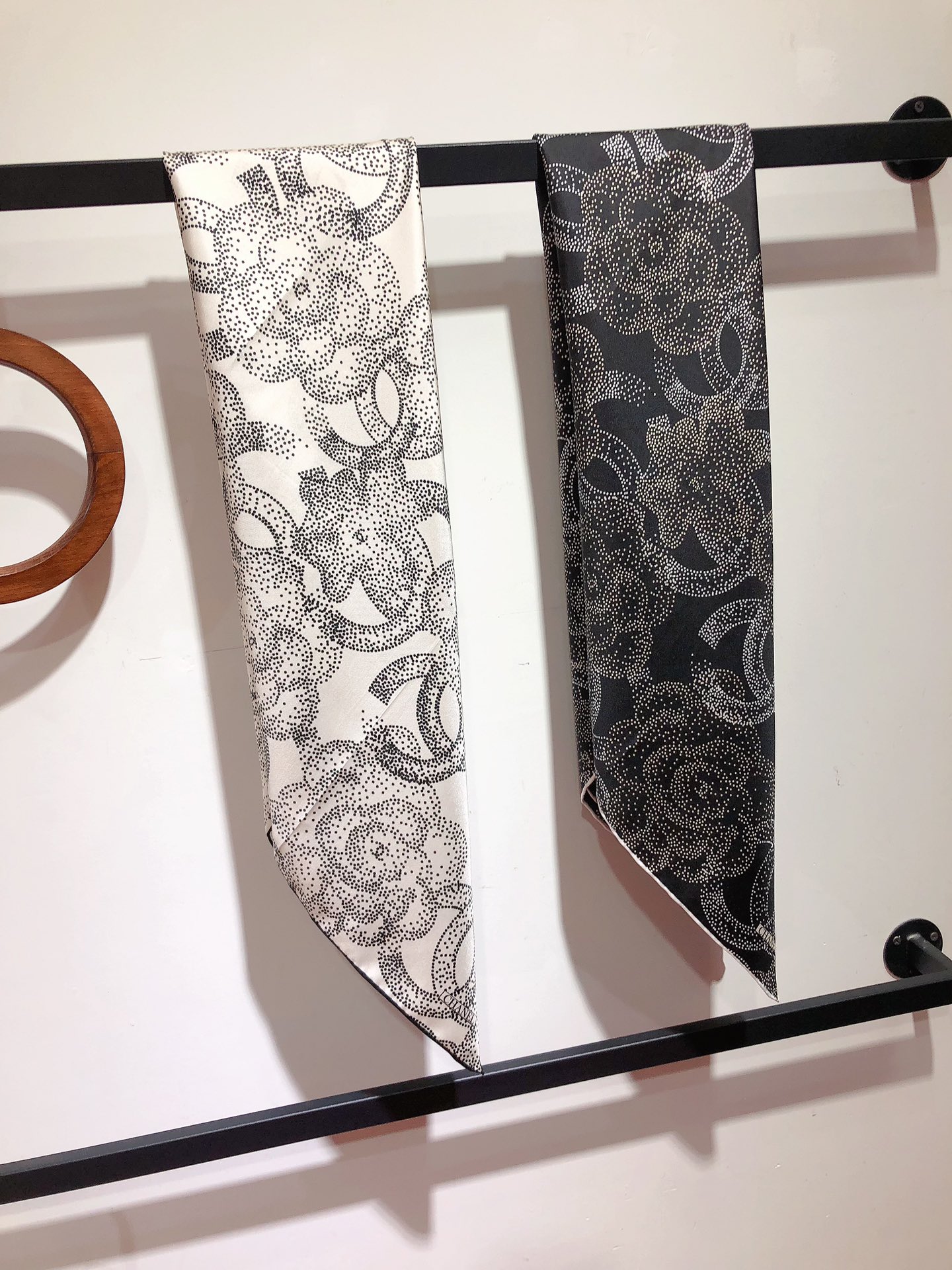 NO:173182,SCC2416 Original single small 90cm silk square scarf, top-grade twill silk material is purely hand-made curled edges, light luxury, high-end heavy twill silk, complete counter quality fabric pursues the shape, with a crisp feel, bright and plump color is super pleasing to the eye!  Good goods are not waiting for others, if you like it, you can't miss it [Ingredient size 90X90cm Twill silk], high-version scarf, real silk19860909SCC2416 原单小香90cm真丝方巾,顶级斜纹真丝材质纯手工卷边,轻奢感十足高端重磅斜纹真丝完全专柜品相面料追求造型,手感挺括,鲜艳饱满色彩超级养眼！好货不等人,喜欢就不能错过哦【成分尺寸90X90cm 斜纹真丝】,高版本围巾,real silk,scarf