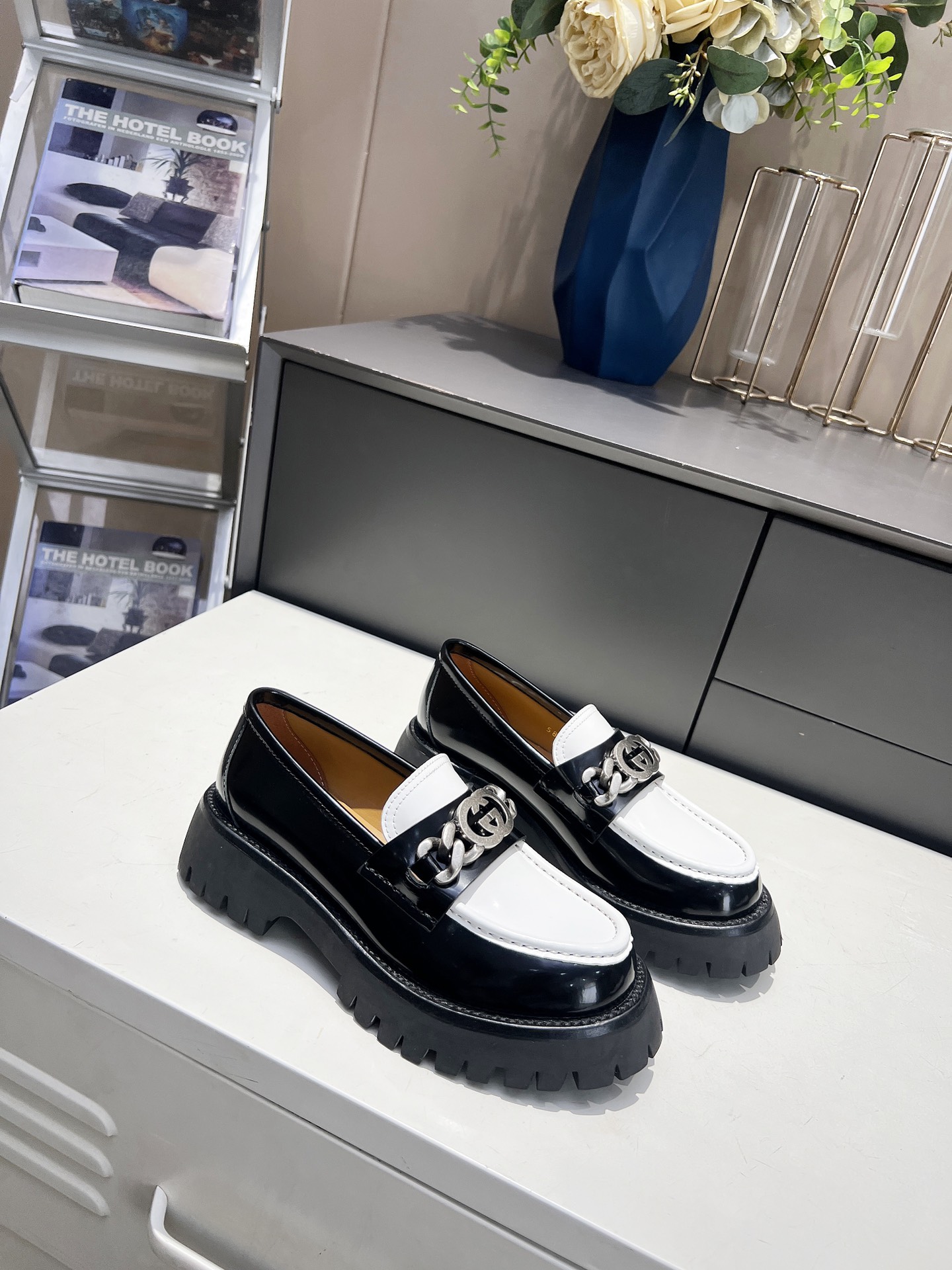 NO:227558,Guci limited bee sponge cake loafers with heavy purchasing level!  Classic shoe shape   rose gold bee design, classic and attractive!  The original inverted film last is the ultimate 1:1 shape, and the imported exclusive edge beads and velvet fabric presents a delicate texture!  Customized A-level high-density private mold sole with unique quality in the printed and spliced ​​interior Standard code 35-40 (customized for 40), loafers, gucci, loafers19860909重磅代购级别Guci限定蜜蜂松糕乐福鞋！经典鞋型 玫瑰金蜜蜂设计,经典耐看！原版倒膜楦型,极致1:1形体,进口独家开边珠加丝绒面料呈现精致质感！ 开模定制A级高密度私模大底 印花拼内里独一无二的品质 标准码35-40（40定做）,乐福鞋,gucci,loafers,Women's Shoes