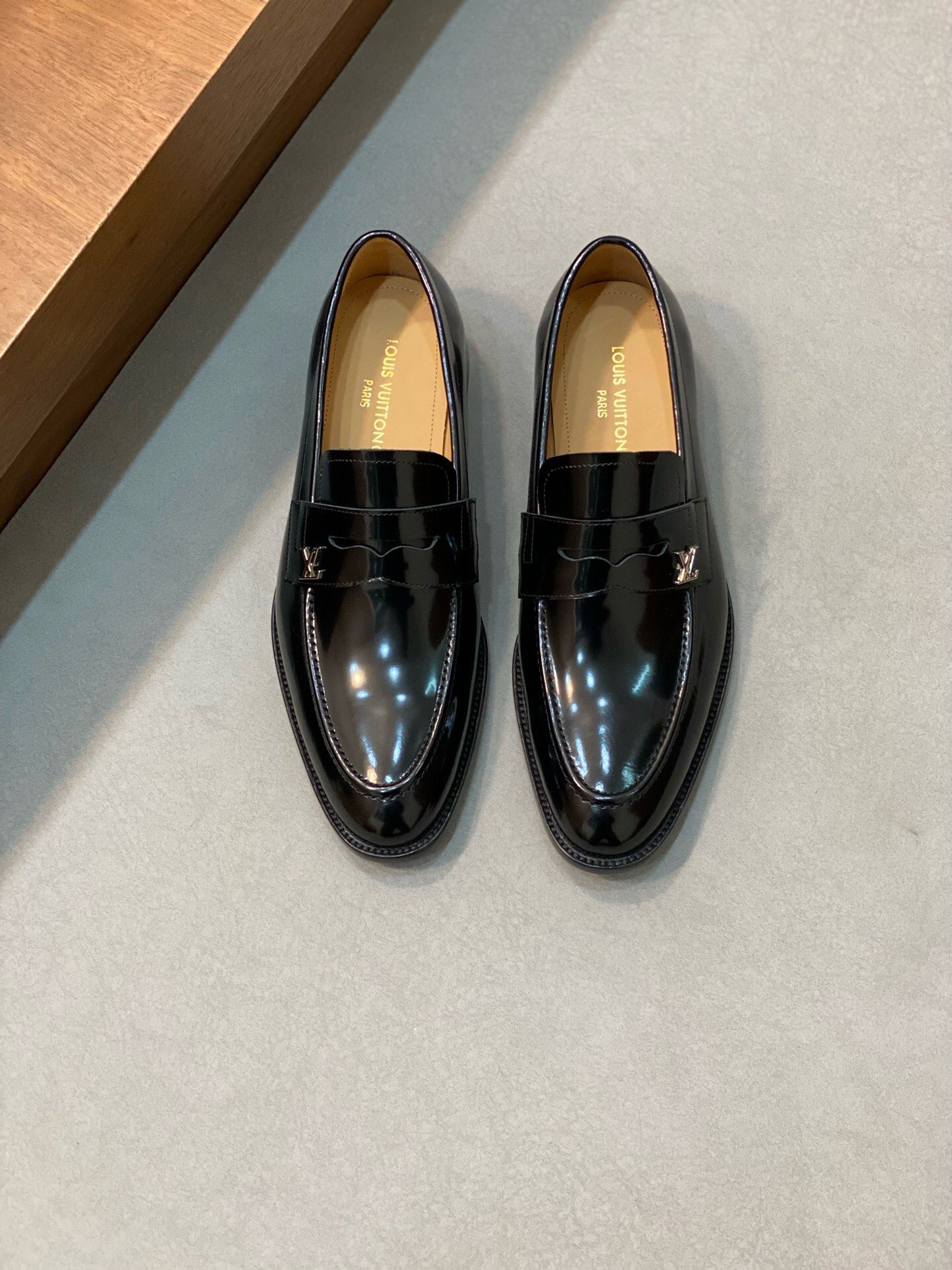 NO:216557,Brand LOUIS VUITTON Color original color matching Number 39-44 Custom made 38.45 Price Material Louis Vuitton new model Business leather shoes original quality Top version uses top layer cowhide design simple and elegant Goodyear exquisite hand-pulled wire to make the shoes more solid Original (genuine leather sole) on the foot Stylish and comfortable, Louis Vuitton leather shoes, louis vuitton, louis vuitton, cowhide, Leather soles19860909品牌LOUIS VUITTON 颜色原版配色 码数39-44定做38.45 价格 材质路易威登新款 商务皮鞋原单品质 顶级版本采用头层牛皮设计简单大方不失优雅固特异精致手工拉线使鞋子更加牢固原版（真皮大底）上脚 有型 舒适,路易威登 皮鞋,louis vuitton,louis vuitton,cowhide,Leather soles,Men's shoes