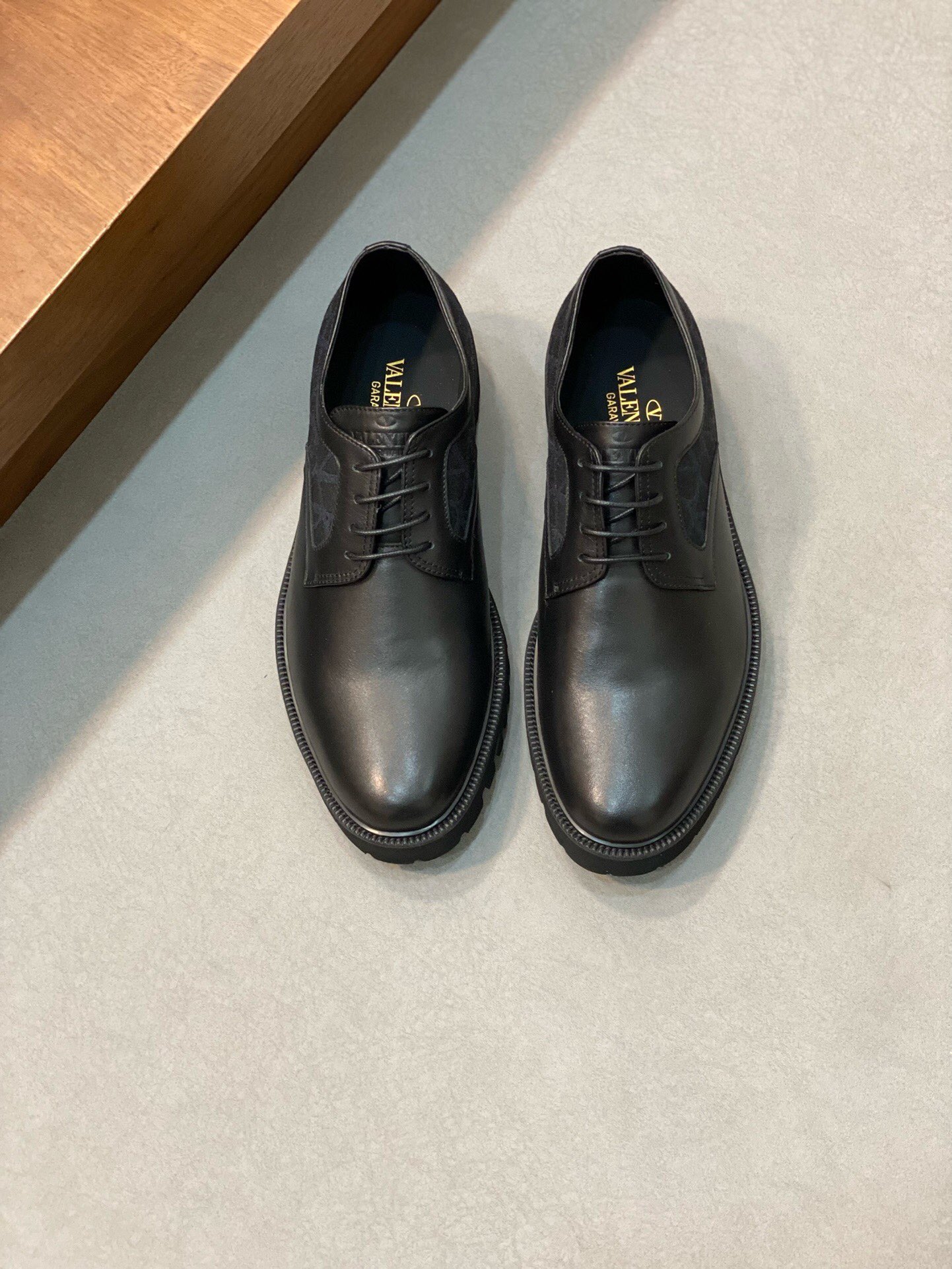 NO:216748,Brand VALENTINO Color Original Color Code Number 39-44 Customized 38.45 Price Material Valentino Casual Leather Shoes The same style of the counter is the best imported cowhide head layer cowhide inner cowhide footbed style atmospheric footwear, perfect flow line, high quality workmanship 1:1 accurate reproduction, pure handmade to create a comfortable wearing experience Original private model outsole, Valentino leather shoes, valentino, valentino, cowhide19860909品牌VALENTINO 颜色原版配色 码数39-44定做38.45 价格 材质华伦天奴休闲皮鞋 专柜同款优选进口牛皮头层牛皮内里牛皮垫脚版型大气上脚超有气质完美的流线高品质做工1:1精准复刻 纯手工打造舒适的穿着体验原版私模大底,华伦天奴皮鞋,valentino,valentino,cowhide,Men's shoes