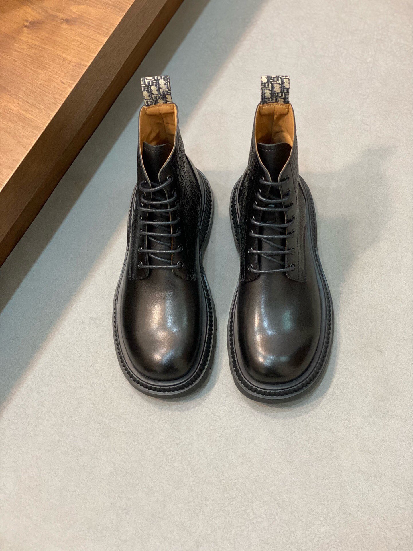 NO:216384,Brand Dior color original color matching number 39-44 customized 38.45.46 Price Material Dior high-top men's boots The same style as the counter is the original single quality. The original imported fabric is matched with the top layer cowhide inner cowhide foot pads. The foot is elegant and the foot has a super temperament. The streamline is perfect. High-quality workmanship is 1:1 accurate reproduction. Pure handmade to create a comfortable wearing experience. New original thickened sole, DIOR men's boots, dior, dior, boots, cowhide19860909品牌Dior 颜色原版配色 码数39-44定做38.45.46 价格 材质迪奥高帮 男靴 专柜同款原单品质 优选原版进口布料搭配头层牛皮内里牛皮垫脚版型大气上脚超有气质完美的流线高品质做工1:1精准复刻 纯手工打造舒适的穿着体验新款原版加厚大底,DIOR男靴,dior,dior,boots,cowhide,Men's shoes