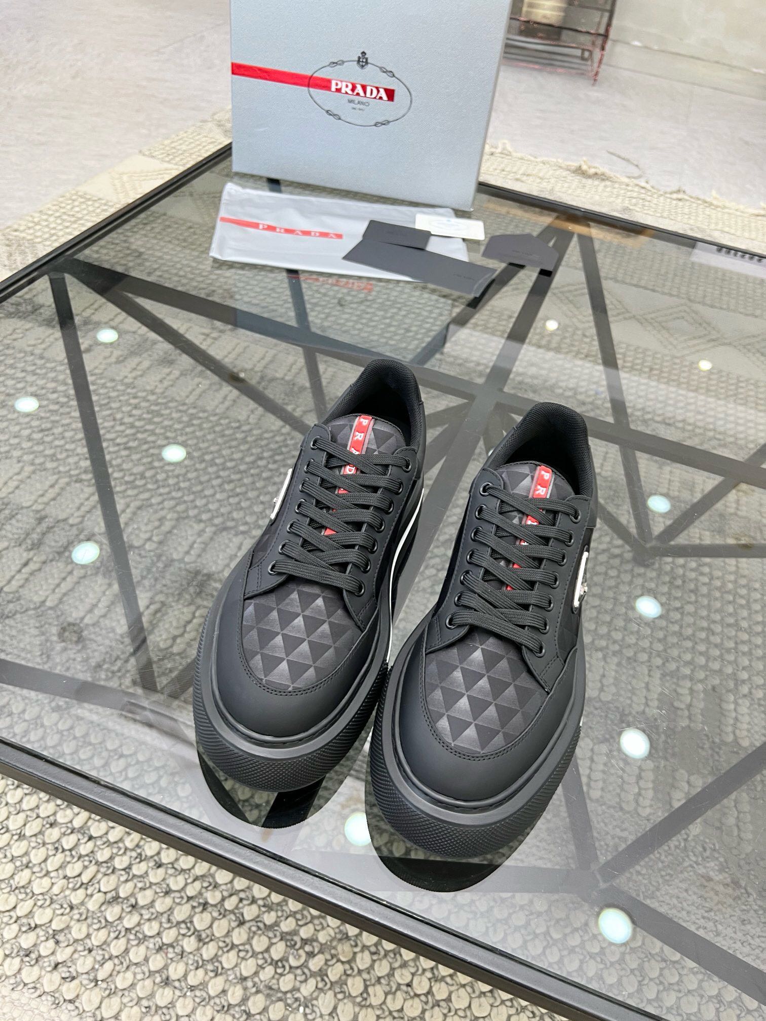 NO:217988,Brand P R A D A Color Original Color Code Number 38-44 Standard Code Price Material Prada New Style Casual Shoes Super High Quality Original Single Version Luxury Material Selection Upper is made of cowhide with mesh fabric   cowhide foot pads purely handmade for comfortable wearing experience Original special sole, Prada, prada, cowhide19860909品牌P R A D A 颜色原版配色 码数38-44标准码 价格 材质普拉达新款 休闲鞋超高品质 原单·版本奢华选材鞋面采用牛皮搭配网布面料 牛皮垫脚纯手工打造只为舒适的穿着体验原版特供大底,普拉达,prada,cowhide,Men's shoes