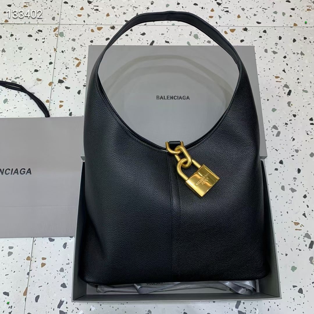 NO:204436,Genuine grade Locker bag in the early spring series, the Locker bag is paired with an extra-large lock shape with a simple handbag. The style is simple and fashionable. The gold and silver lock design emphasizes the sense of fashion. The padlock laser carving Balenciaga Paris represents, and it is matched with a grainy cowhide bag, showing its personality and texture. After collide with the unique silhouette aesthetics, the trendy attitude is 35 x 61.9 x 9.9 cm wide. Model 771636 black leather, Balenciaga, balenciaga, cowhide19860909正品级 锁饰流浪包 早春系列中的Locker流浪包,以超大锁饰造型搭配简约手提包的风格简约而不失时尚,强调时髦感的金银两色锁饰设计,挂锁镭雕Balenciaga Paris的表示,搭配粒面感牛皮包面,尽显个性态度富有纹理质感,与标新立异的廓形美学碰撞后,潮人态度 尺寸长35 x 高61.9 x 宽9.9厘米 型号771636黑皮,巴黎世家,balenciaga,balenciaga,cowhide,Bag
