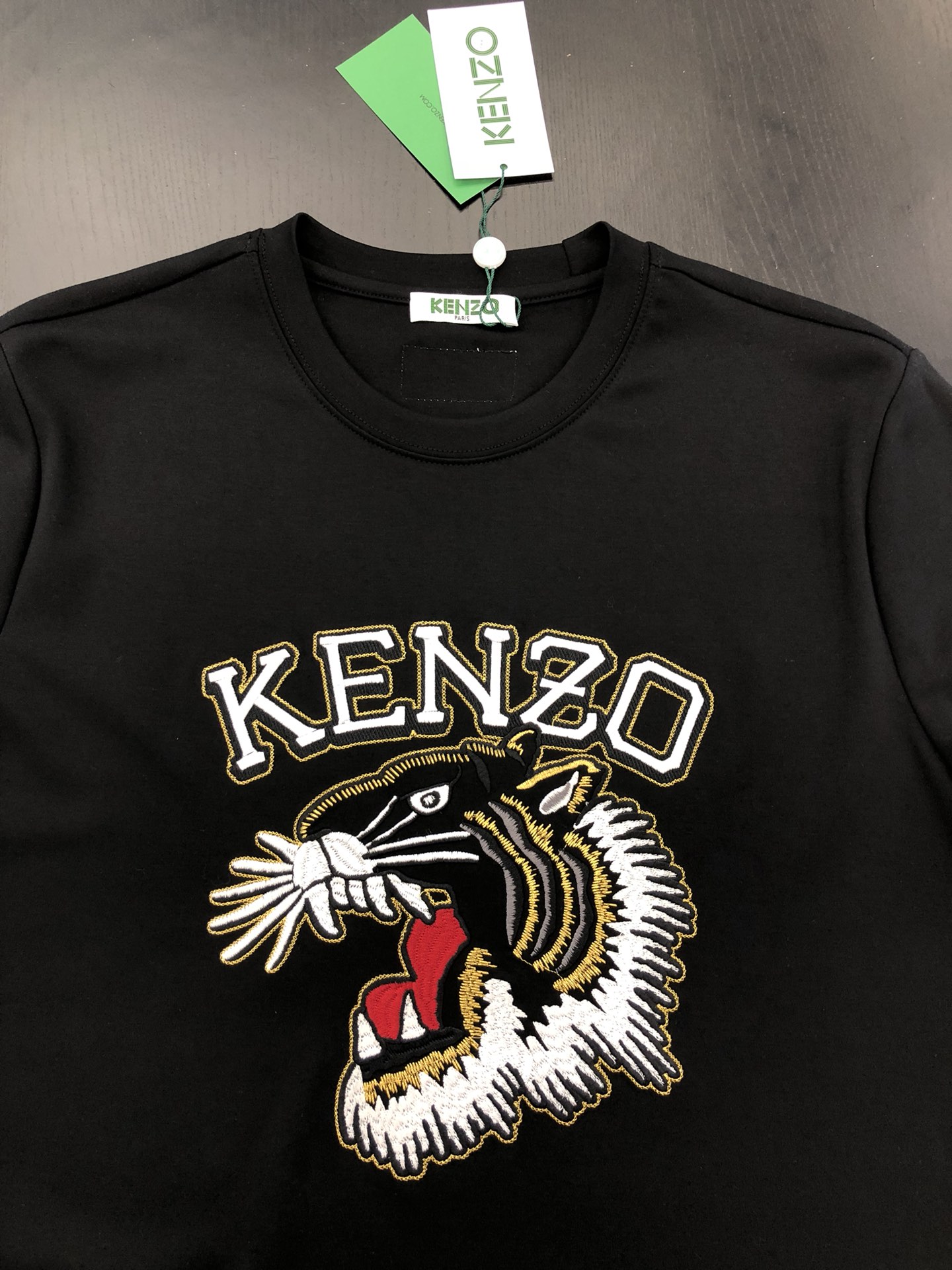 Zenium Black T-shirt: Japanese master Takada’s tiger embroidery, quality comfort in classic style. - 图片 2