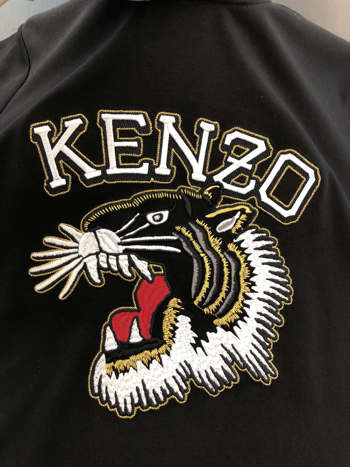 Zenium Black T-shirt: Japanese master Takada’s tiger embroidery, quality comfort in classic style. - 图片 7