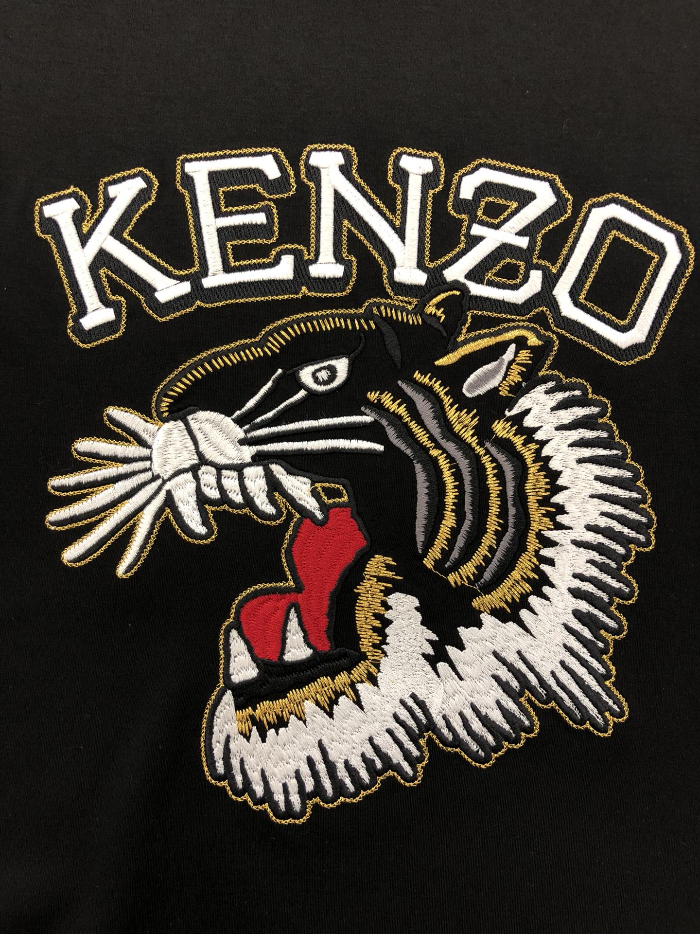 Zenium Black T-shirt: Japanese master Takada’s tiger embroidery, quality comfort in classic style. - 图片 4