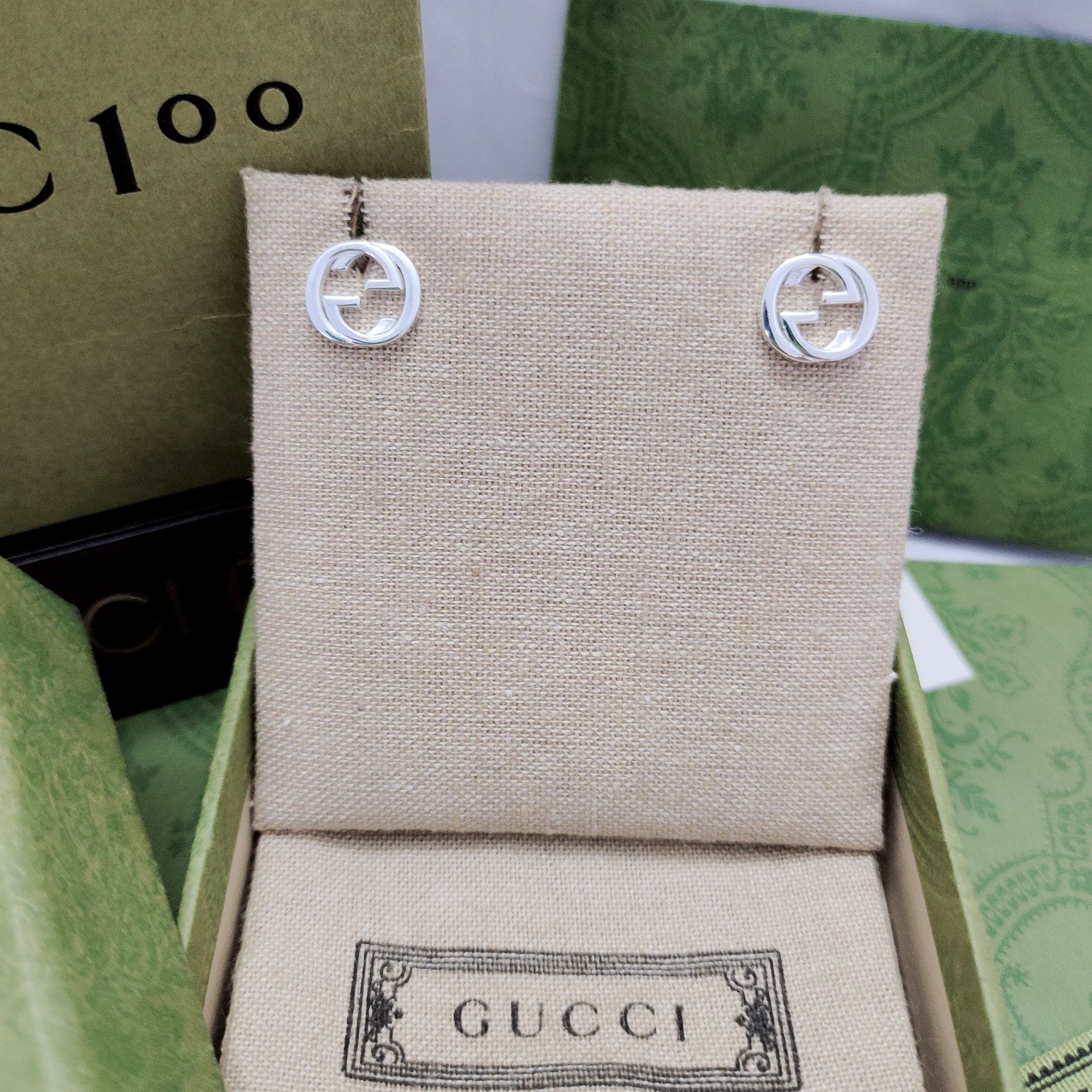 Gucci 銘刻デザインのダブルGスタッズイヤリング