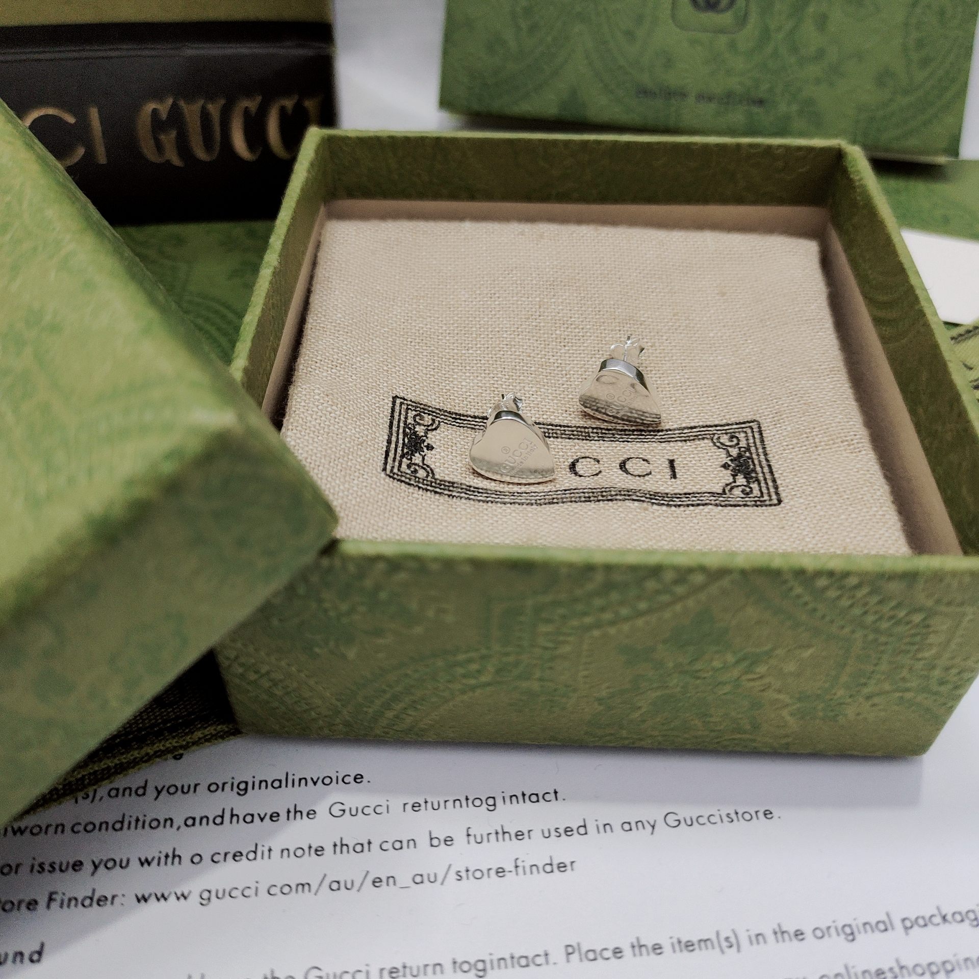 Gucci ハートモチーフのロマンティックなイヤリング