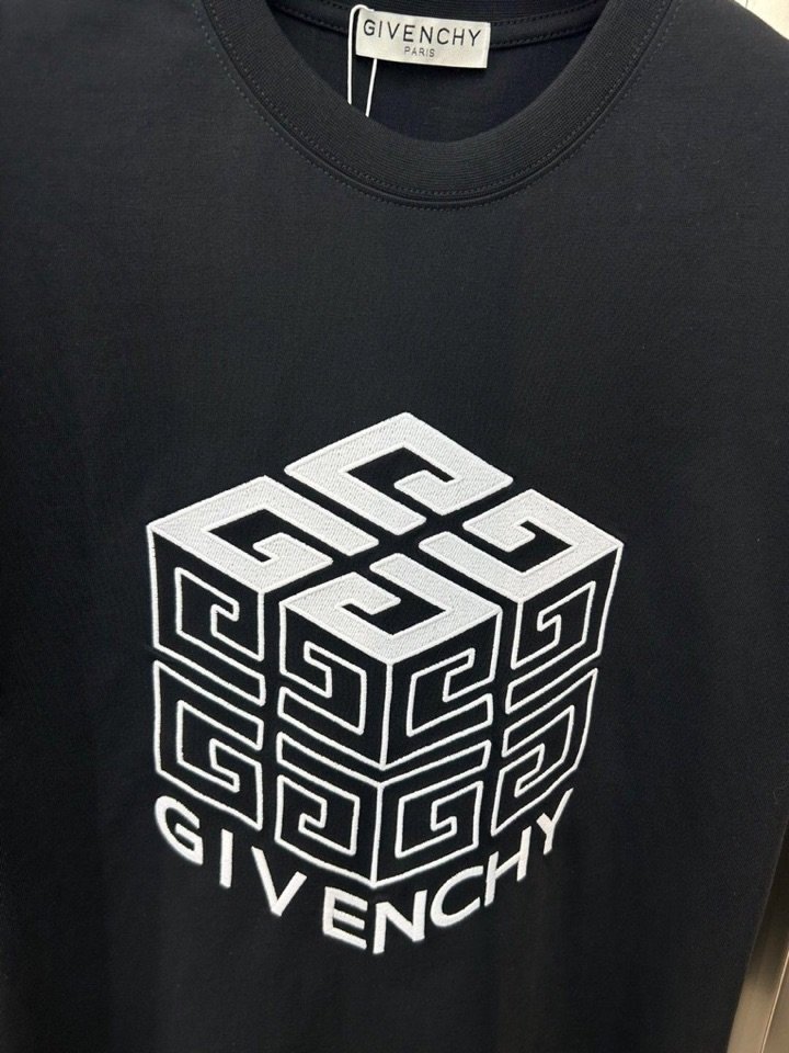 Givenchy纪梵希GVC24SS万针刺绣四宫格字母短袖圆领T恤男女同款情侣款颜色白色黑色尺码M-3X