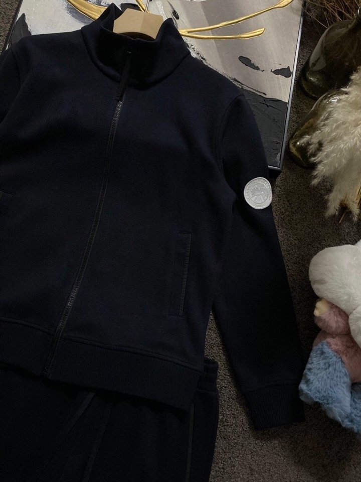 CanadaGoose加拿大鹅2024春夏混纺平纹羊绒立领夹克套装本款卫衣采用混纺平纹仿羊绒毛织物面料打