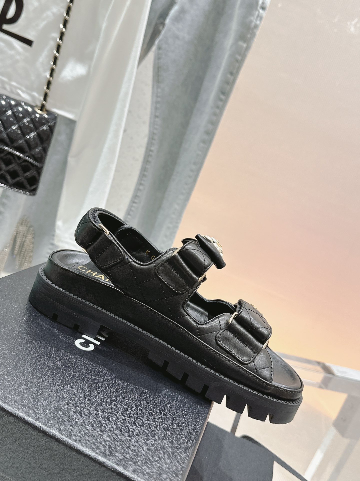 NO:264225,The latest beach shoes in the counter. A versatile artifact in all seasons!  Super durable!  Original custom material of upper, exquisite small-scented hardware buckle, classic never out of date. Purchase level, pure handmade diamond car line, private film rubber non-slip wear-resistant mountain climbing sole. Top 35-39 [40/41 customization], sandals, sandals19860909专柜最新沙滩鞋. 四季百搭神器！超级耐看耐穿哟！ 鞋面原版定制材料 精致小香五金扣 经典永不过时.代购级别 纯手工菱格车线 私膜橡胶防滑耐磨登山底. 顶级35-39 [40/41定制],凉鞋,sandals,Women's Shoes