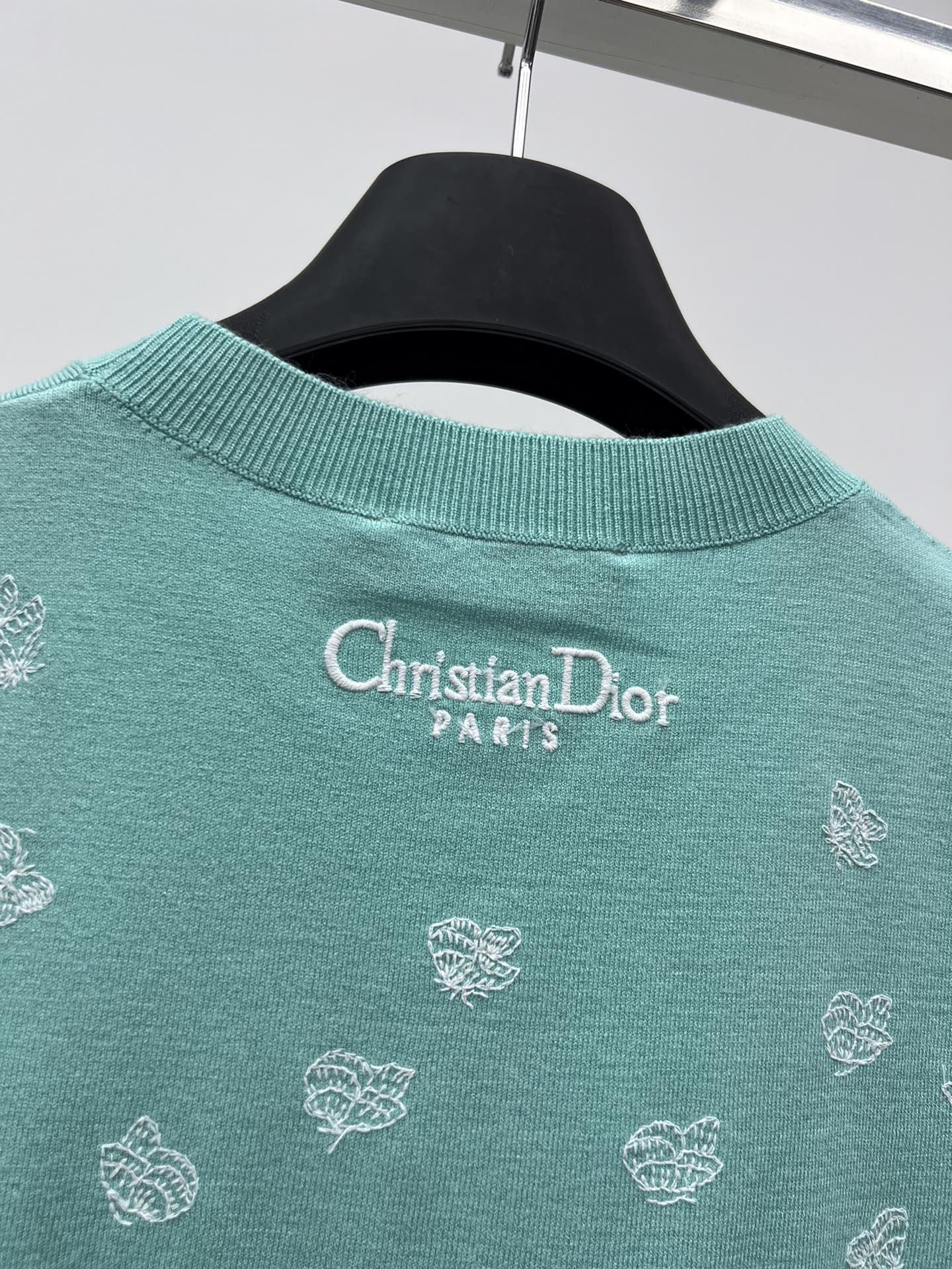 Dio*刺绣针织衫采用海绿色羊毛和山羊绒混纺针织面料制作圆领常规版型饰以GradientButterfl