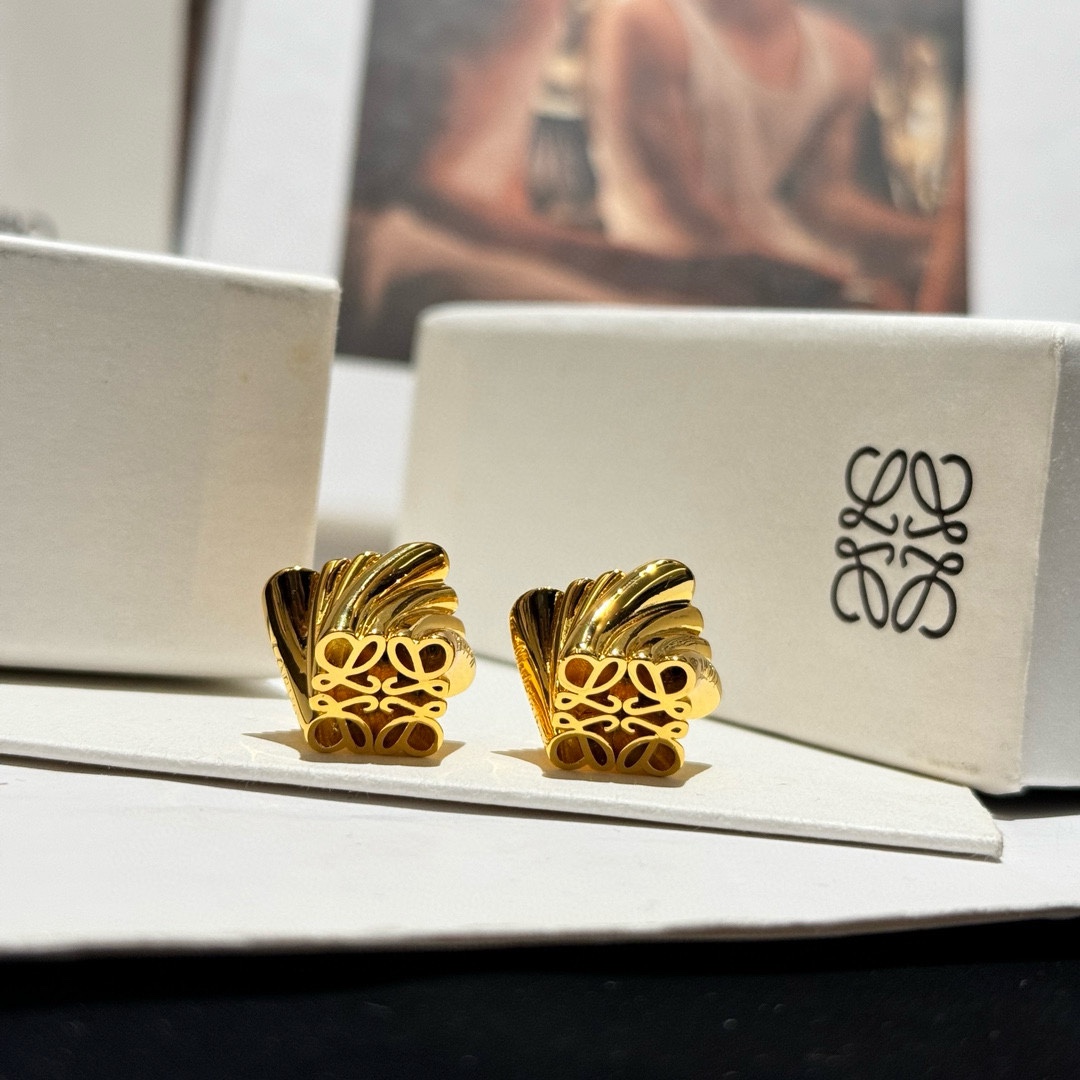 &yen; 110 LOEW*E 罗意威的设计真的很厉害，非常的艺术！它的logo就是最美的艺术！金色线条花纹logo 细节处理的非常细腻光滑！各种造型服装都是无敌百搭  