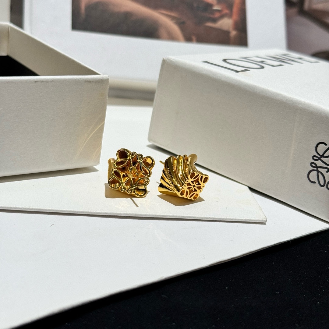 &yen; 110 LOEW*E 罗意威的设计真的很厉害，非常的艺术！它的logo就是最美的艺术！金色线条花纹logo 细节处理的非常细腻光滑！各种造型服装都是无敌百搭  