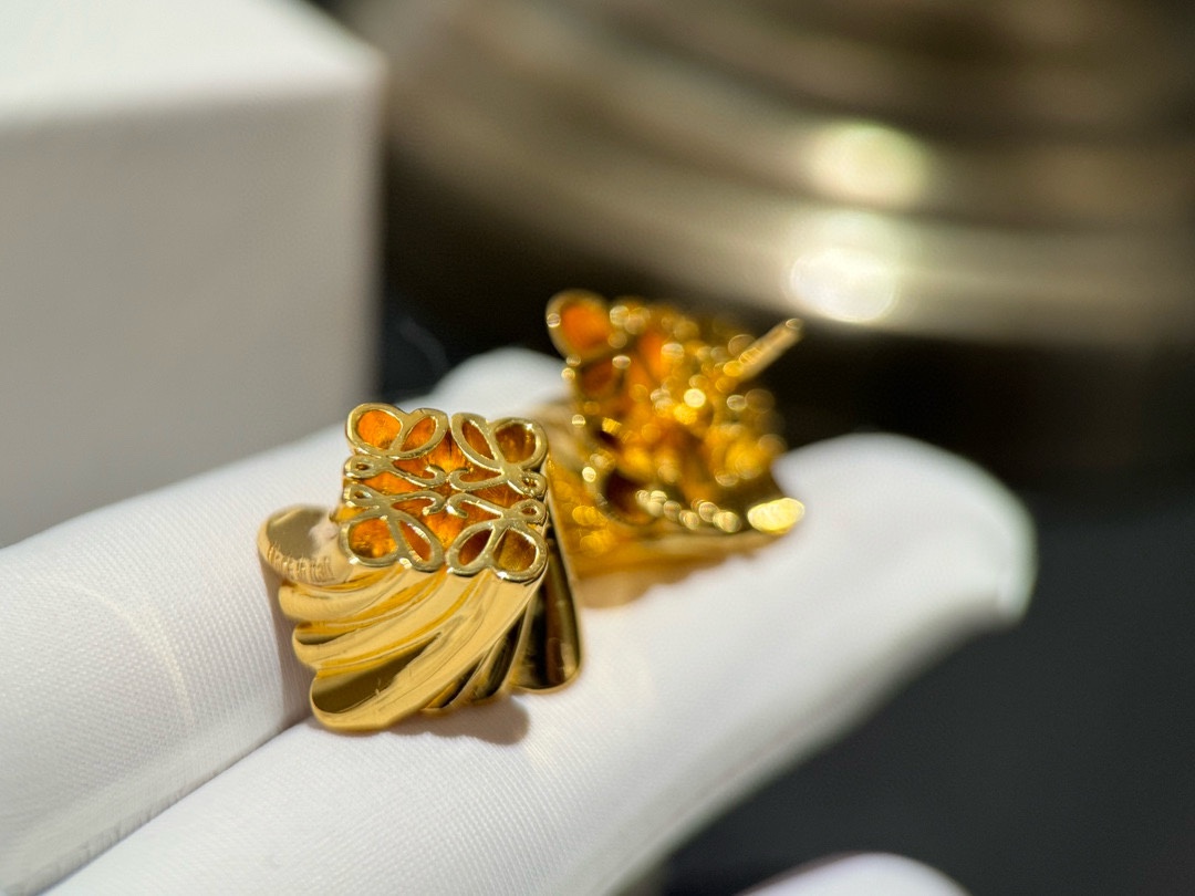 &yen; 110 LOEW*E 罗意威的设计真的很厉害，非常的艺术！它的logo就是最美的艺术！金色线条花纹logo 细节处理的非常细腻光滑！各种造型服装都是无敌百搭  