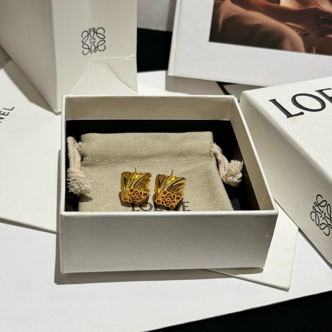 &yen; 110 LOEW*E 罗意威的设计真的很厉害，非常的艺术！它的logo就是最美的艺术！金色线条花纹logo 细节处理的非常细腻光滑！各种造型服装都是无敌百搭  