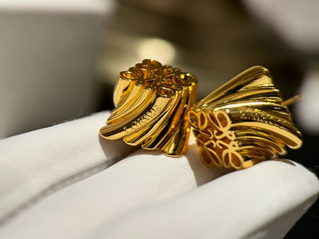 &yen; 110 LOEW*E 罗意威的设计真的很厉害，非常的艺术！它的logo就是最美的艺术！金色线条花纹logo 细节处理的非常细腻光滑！各种造型服装都是无敌百搭  