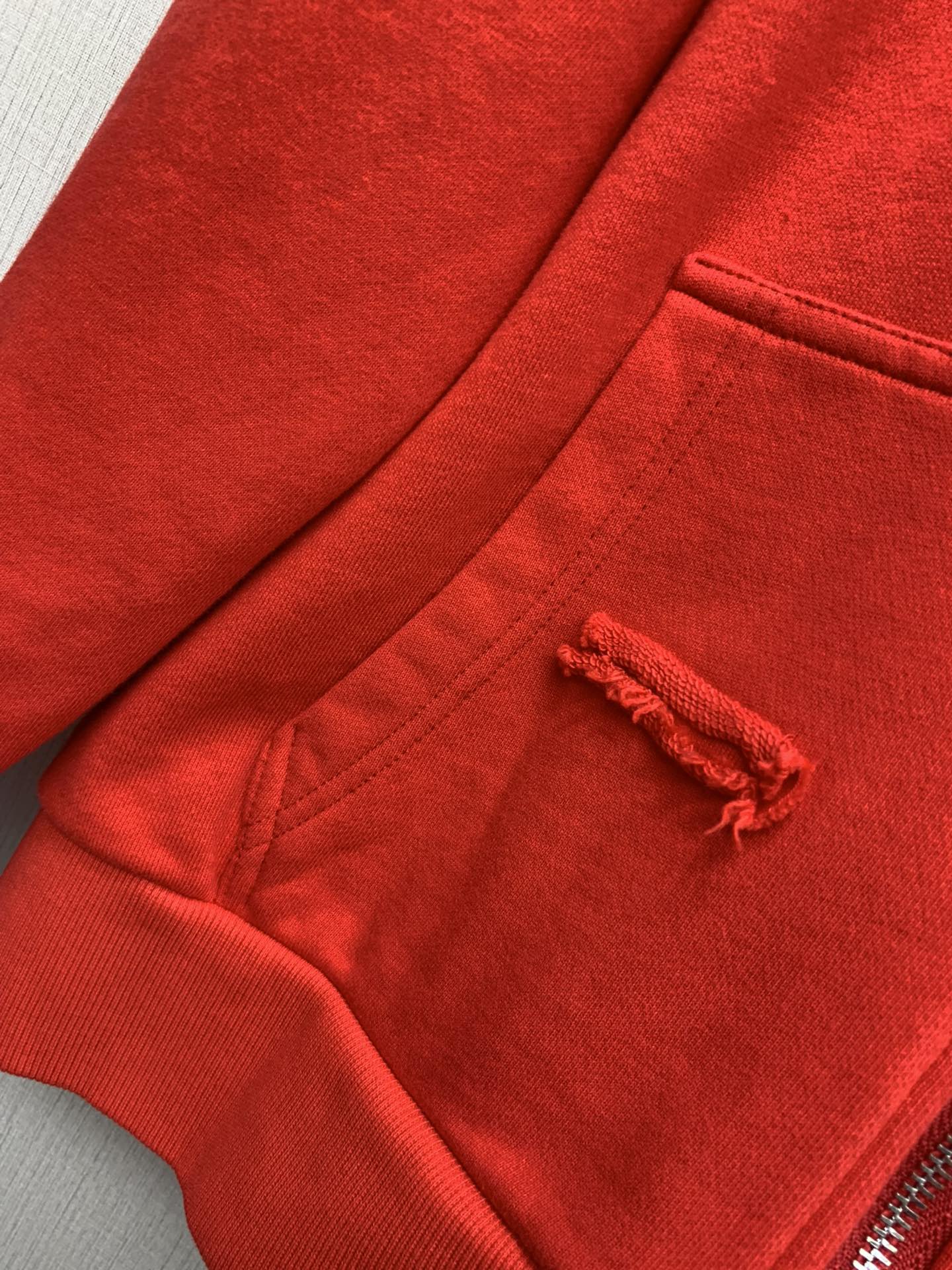 独家首发原单品质Dior24早春新品新年限定红️专柜同步连帽卫衣!超正的红️软糯厚实的质感太赞啦！原版定
