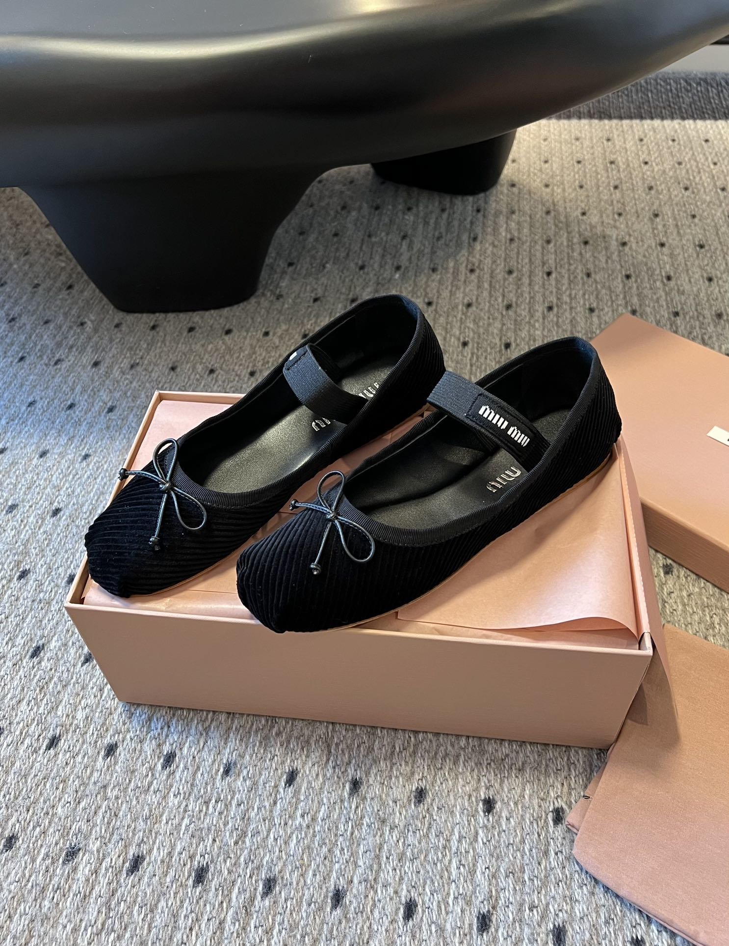 代购级MiuMiu法式仙女芭蕾舞单鞋缎面芭蕾平底鞋亮相2022秋冬时装秀焕新演绎MiuMiu系列标志性的