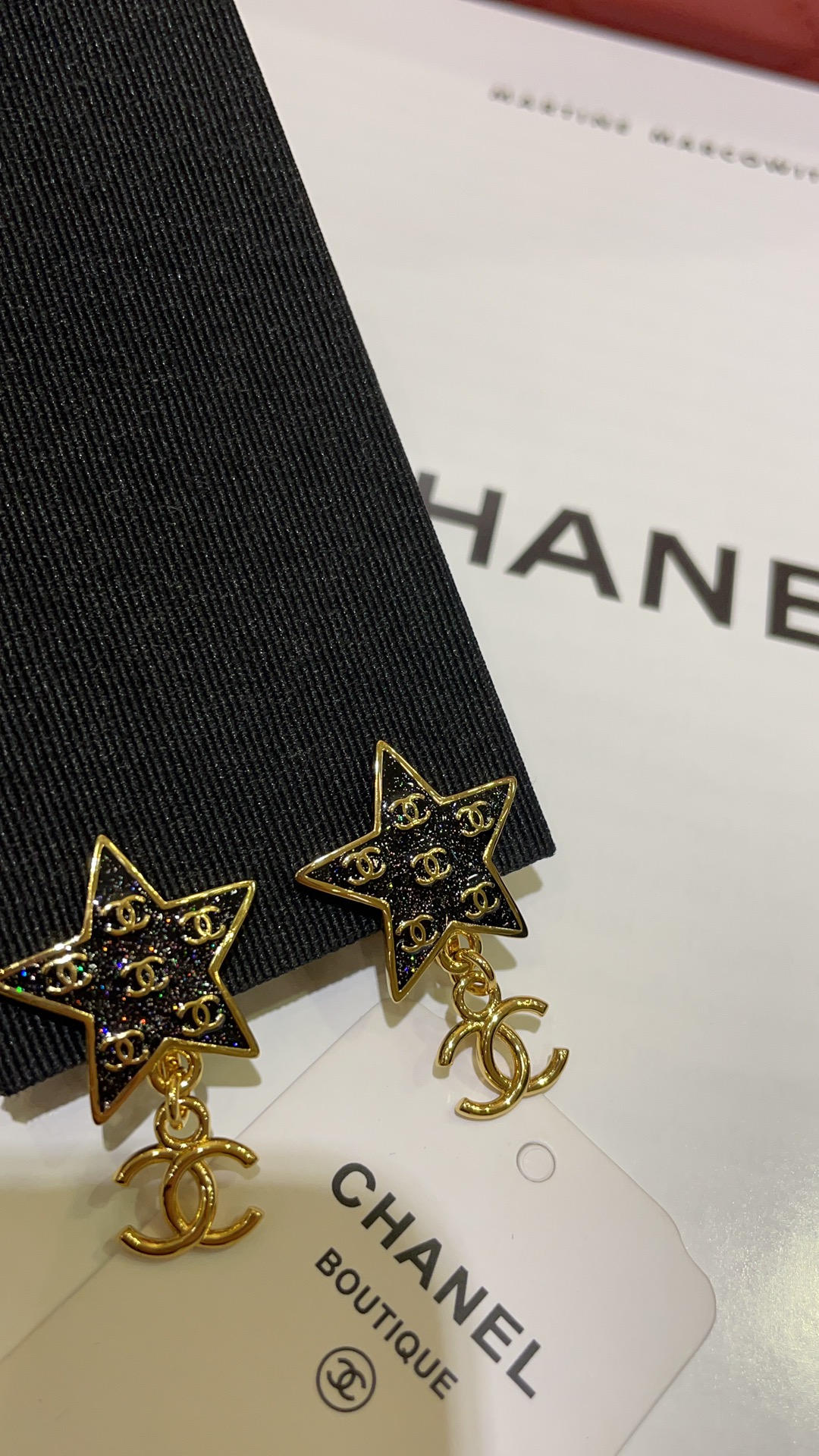 NO:631623,88180, today’s new ear clip model, 24C early spring new dark purple fine glitter gold double C star ear clip, dark purple fine glitter small stars, mysterious and noble, the upper ear curvature just fits the earlobe when worn, the ear clip style is suitable for every little fairy ~ Z version customization, consistent brass gold plating material, gold plating, Cartier high-end jewelry1986090988180,今日新品耳夹款 24C早春新款暗紫色细闪金色双C星星耳夹 暗紫色细闪小星星 神秘又贵气 佩戴上耳弧度刚好和耳垂贴合 耳夹款式适合每一个小仙女～ z版定制 一致黄铜镀金材质,,gold plating,卡迪亚高端饰品,Jewelry