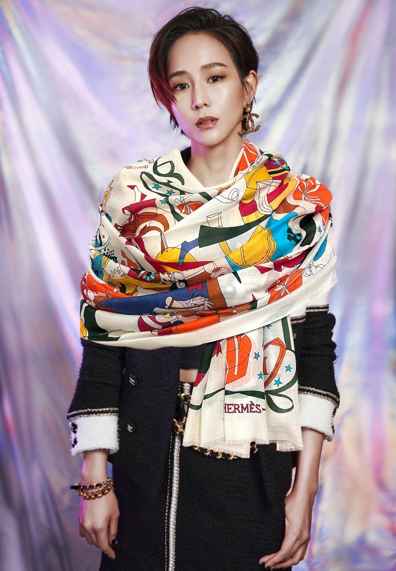 NO:170647,New H Home The latest model is truly awesome [Ring Velvet Scarf] The real thing is truly beautiful. The shawl is printed and painted in any design, and the details are very accurate. The whole scarf gives people aura and is very exquisite. High-end VIP recommendation is definitely worth buying. Size 100xcm, 2 colors, cashmere, high-end scarf, ring, shawls19860909上新 H家 最新款真心赞【戒指绒长巾】实物真心美 披肩配以印花无论设计喷绘都是非常到位细节都可见整个围巾给人气场的同时又非常精致高端VIP推荐绝对值得入手尺寸100xcm,2色,材质羊绒,高版本围巾,ring,shawls,scarf