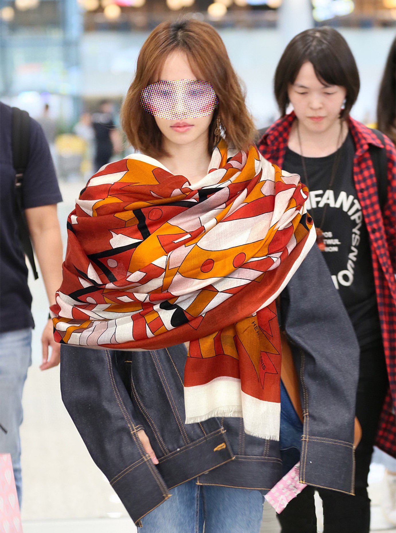 NO:170632,The latest top-level design is so beautiful, really like [ring velvet scarf] The real thing is really beautiful. The shawl is printed with print, the design is very well-designed and painted. The details can be seen. The whole scarf gives people a big brand aura and is very exquisite and high-end VIP recommendation is definitely worth buying. Size 100xcm, material cashmere, high-version scarf, ring, shawls19860909上新爆款H家 最新款顶级设计太美了,真心赞【戒指绒长巾】实物真心美 披肩配以印花无论设计喷绘都是非常到位细节都可见整个围巾给人大牌气场的同时又非常精致高端VIP推荐绝对值得入手尺寸100xcm,材质羊绒,高版本围巾,ring,shawls,scarf