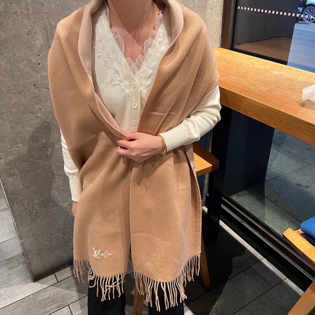 NO:170893,Praise yourself, rare high-end male family welfare LV very formal men's scarf~ fabric loves, very soft, delicate and comfortable, atmospheric and simple, super beautiful male god color, any boy will like, the small logo is very exquisitely decorated, with texture not ostentatious~ The large goods were loaded on the ship a few months ago~ A little benefit to everyone~ Classic men's 30cm wide cashmere scarf for men and women, cashmere, specifications 30* It is very suitable to match formal wear or casual wear~ folding or circle around, gentlemanly stylish~ warm demeanor, high-end scarf, louis vuitton19860909怒赞自留,难得的高端男款家属福利LV非常正的男士围巾~面料大爱,非常柔软细腻舒服,大气简约,超级好看的男神配色,任何男生都会喜欢的款吧,小小Logo非常精致的点缀,有质感不张扬~大货几个月前已装船发走~尾单余一丢丢福利大家~经典男士的30cm宽羊绒围巾男女通用款式,羊绒,规格30* 搭配正装或者搭配休闲装都很合适~对折挂围或者绕圈围都完全可以,绅士有型~有温度的风度,高版本围巾,louis vuitton,scarf