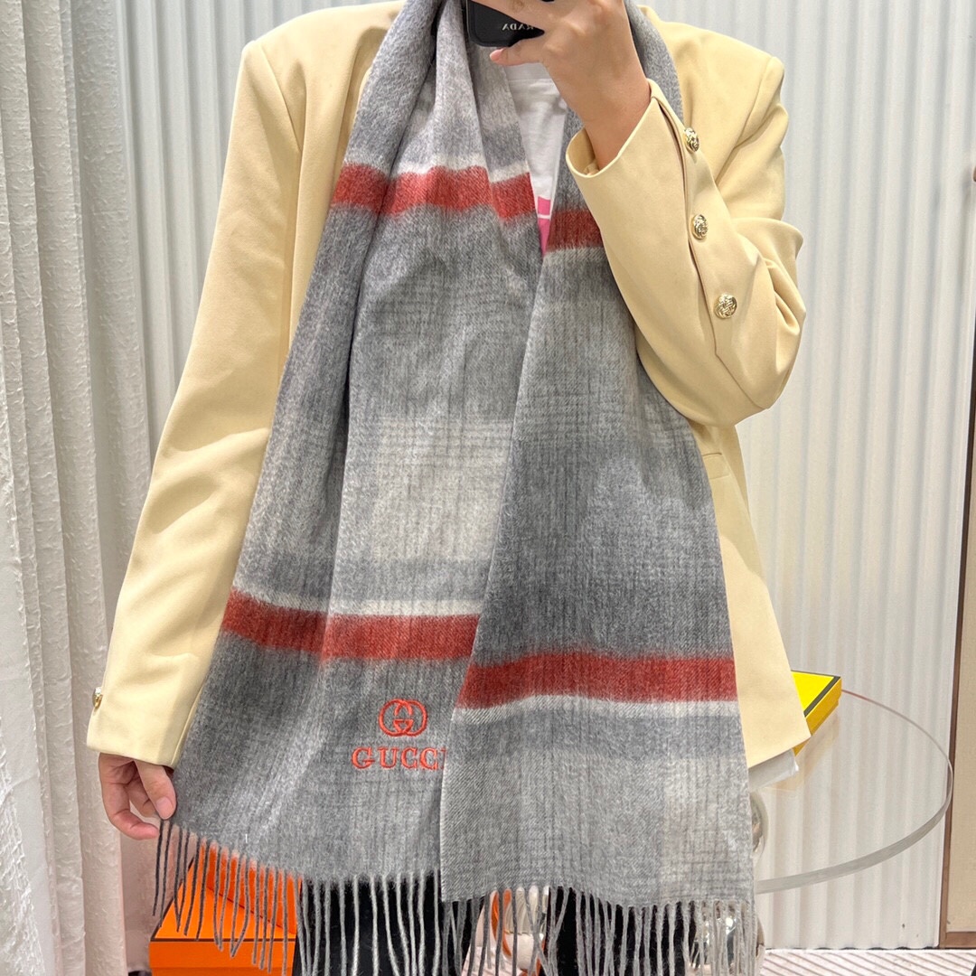 NO:170903,The latest model of the counter is coming to the top color weaving process. This process is only available in the real OEM factory. Top cashmere scarf. High-end products. Fashion brand colors are super positive, super soft, warm and skin-friendly. Simple plain colors are very elegant. It is really rare. The 32*cm size long scarf is definitely a high-end quality that is slow to use. Wear it, you can go to major counters for a walk with confidence. High-version scarf.19860909专柜最新款古奇火爆来袭顶级色织工艺此工艺只有大牌纯正代工厂才有的工艺顶级羊绒围巾高尖端产物时尚大牌颜色超正超级柔软保暖亲肤,简单的素色非常大气..真的是臻品罕见.32*cm尺寸长巾绝对是手慢无的高端精品戴着它可以放心的去各大专柜遛弯哦,高版本围巾,scarf