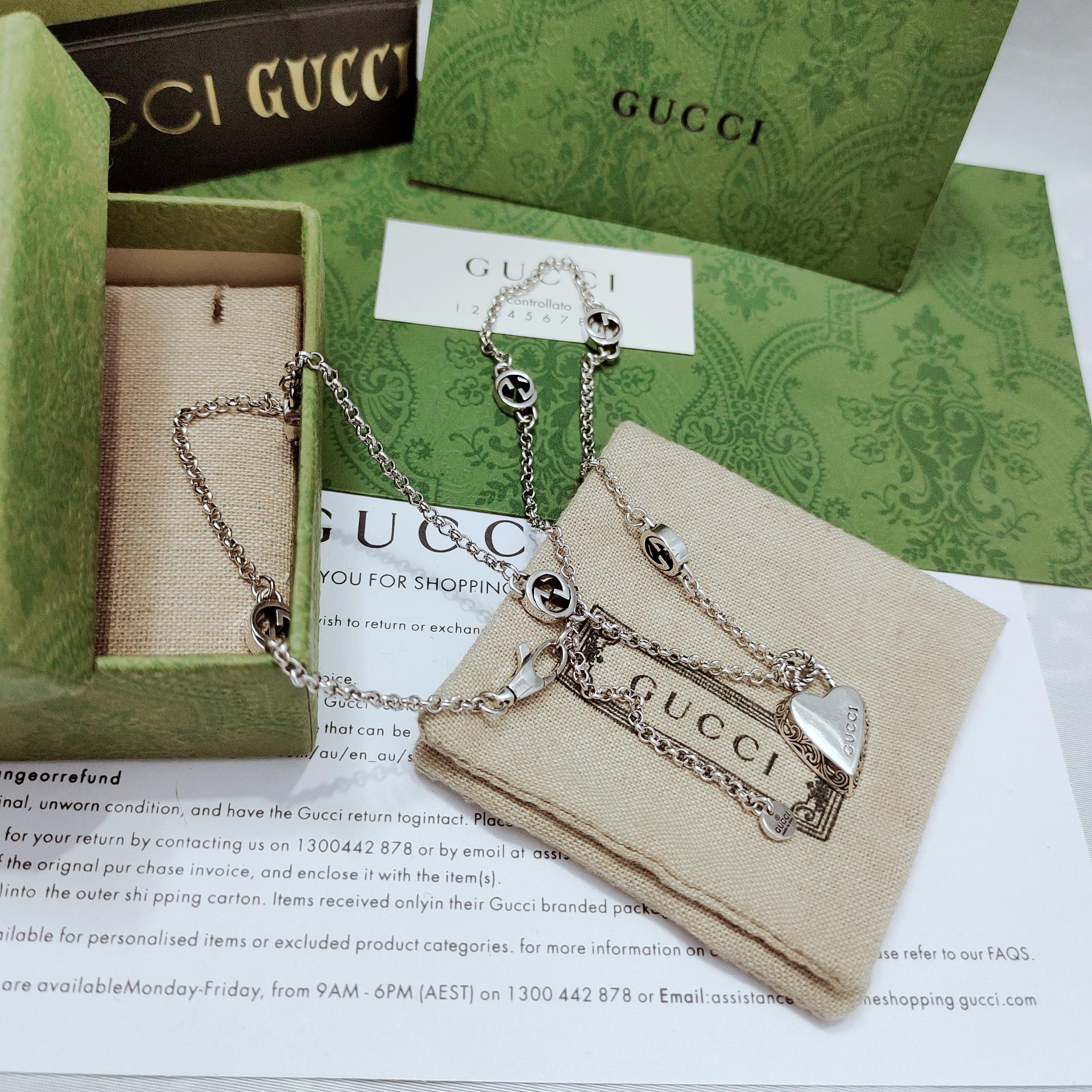 Gucci ハート型ペンダント ダブルGチェーン付き