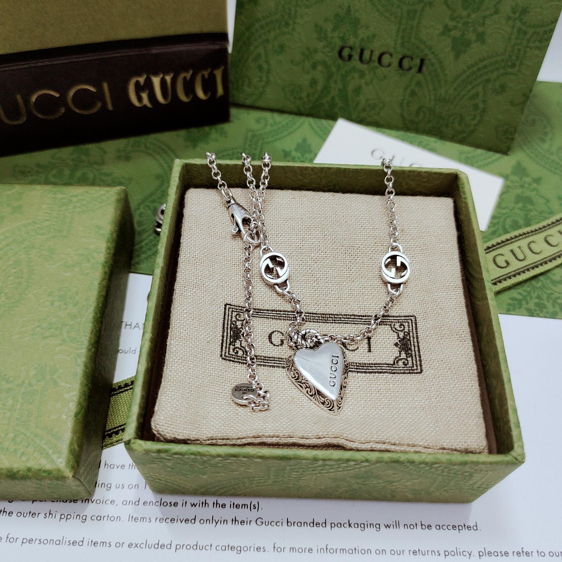 Gucci ハート型ペンダント ダブルGチェーン付き