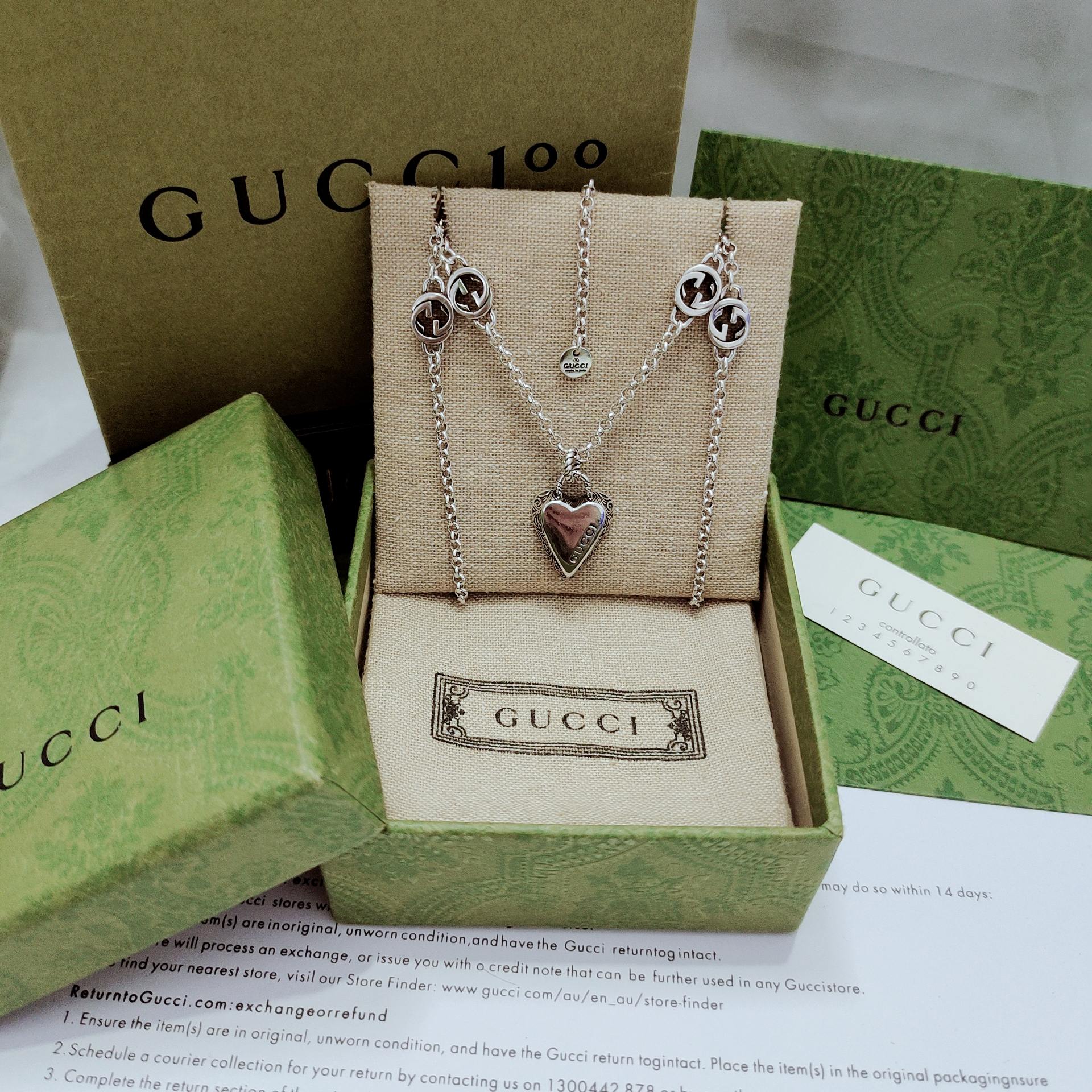 Gucci ハート型ペンダント ダブルGチェーン付き