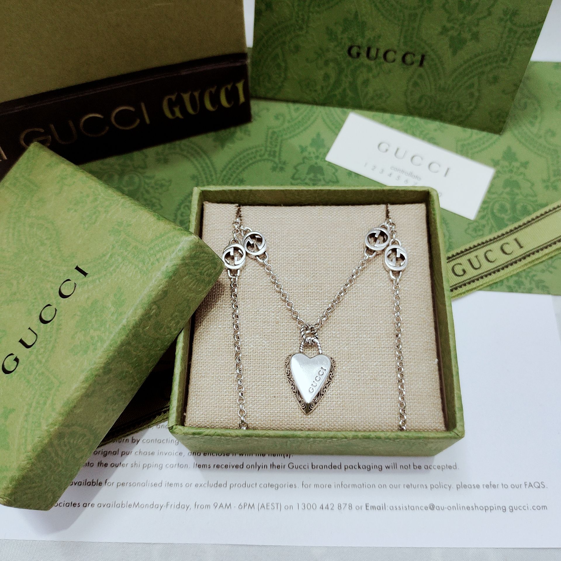 Gucci ハート型ペンダント ダブルGチェーン付き
