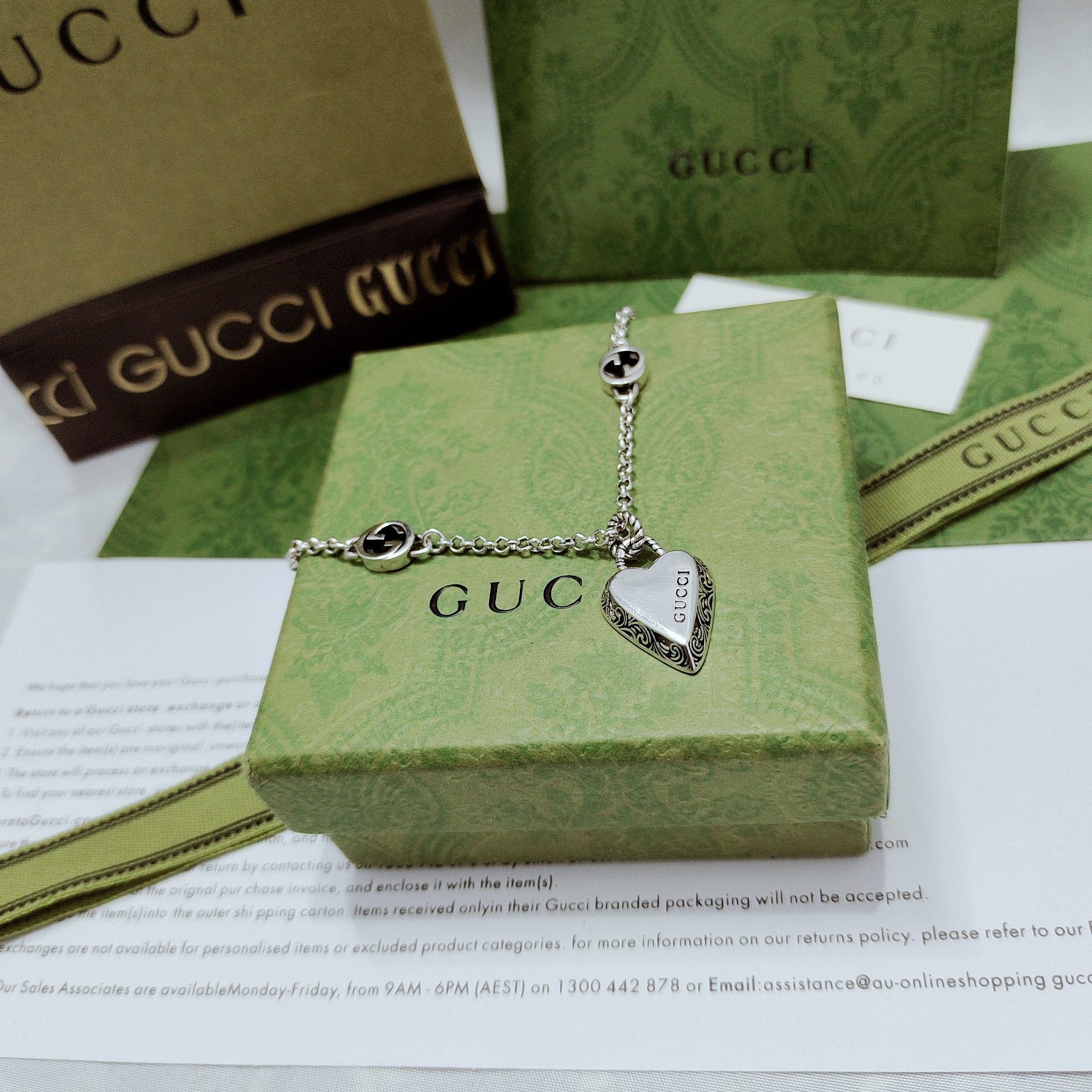 Gucci ハート型ペンダント ダブルGチェーン付き