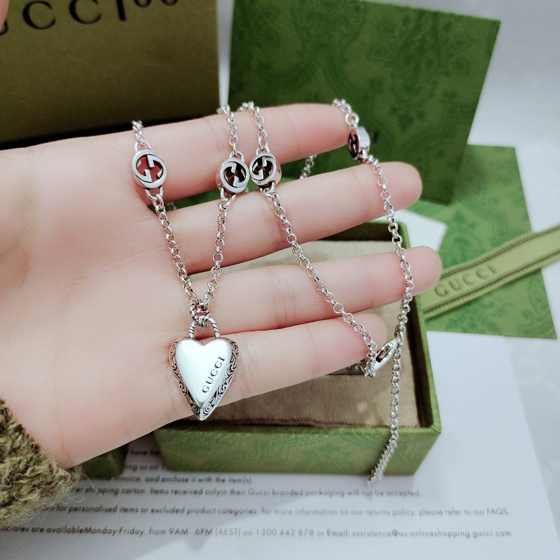 Gucci ハート型ペンダント ダブルGチェーン付き