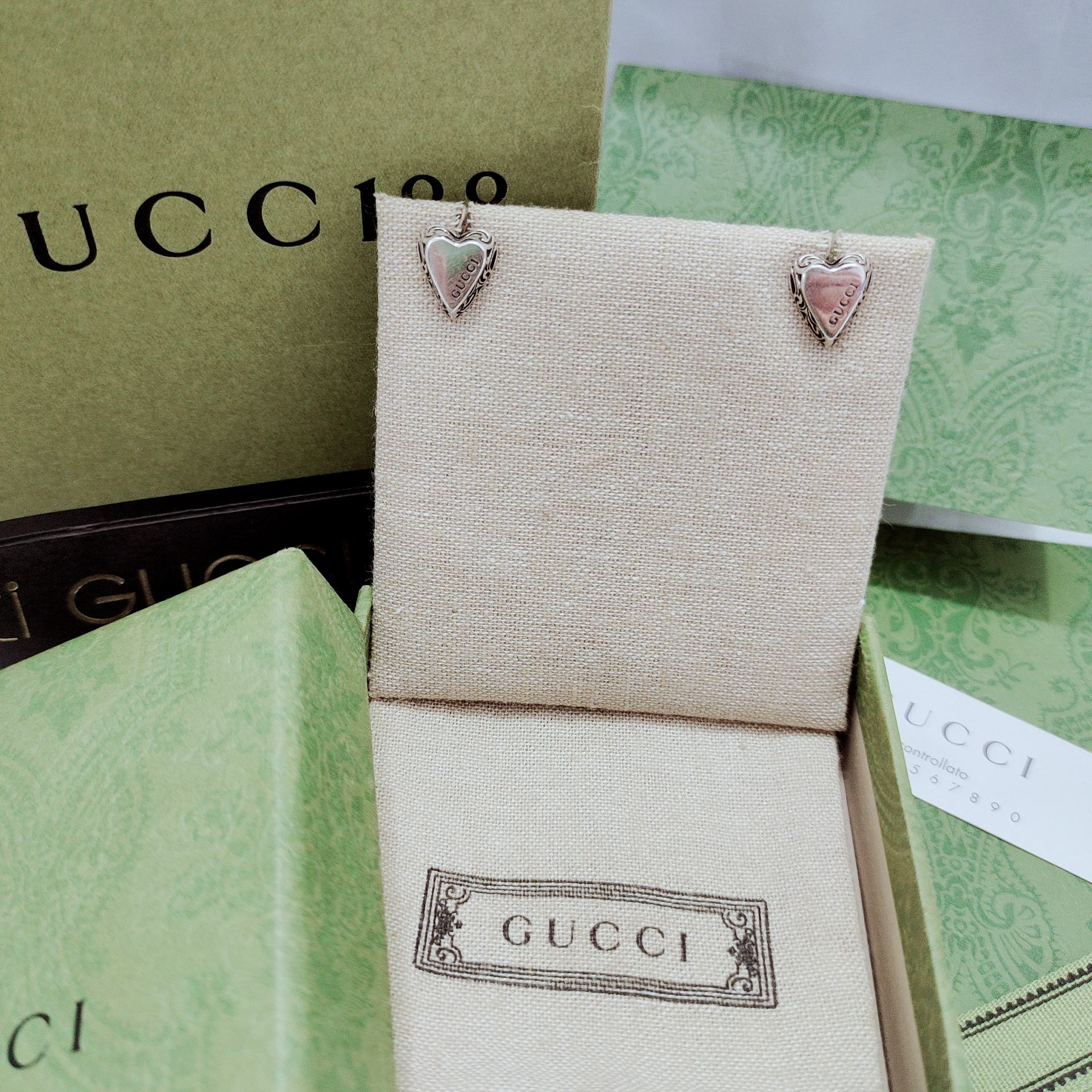 Gucci ハートデザイン耳環 - ロマンティックな美学と花柄のディテール