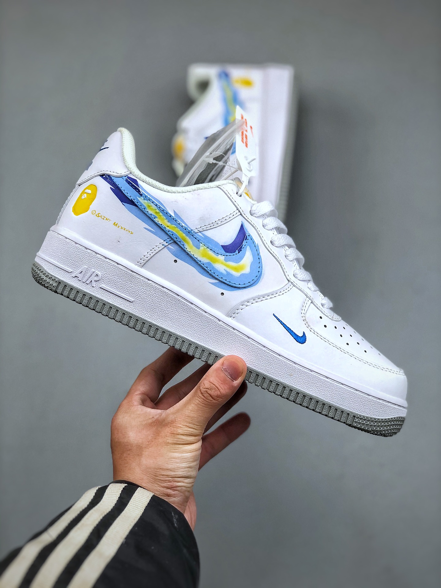 KNikeAirForce1Low07xBAPE白蓝火焰原楦头原纸板打造纯正低帮空军版型专注外贸渠道全掌