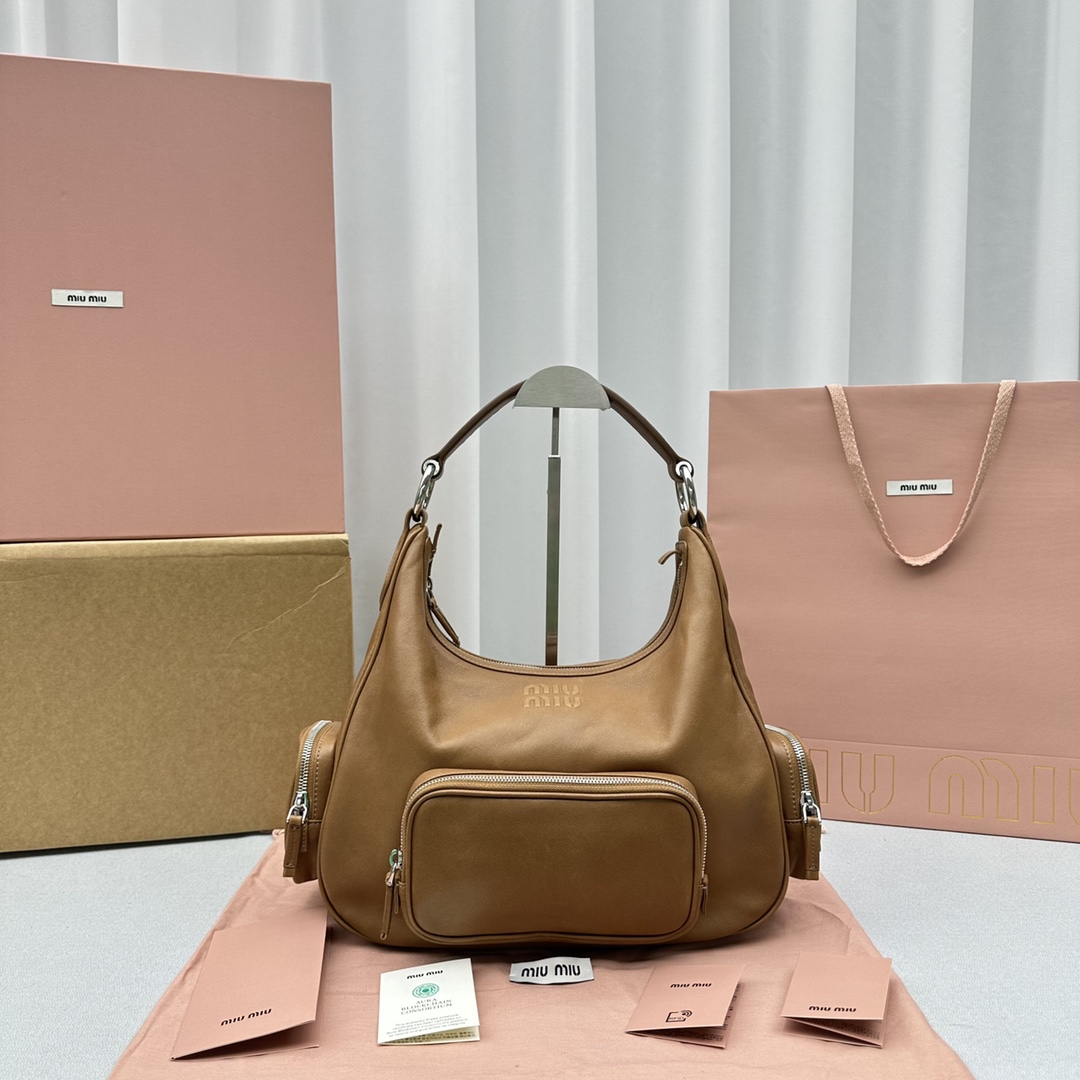 Miu Miu The new {caramel color} lambskin inside and outside feels first-class