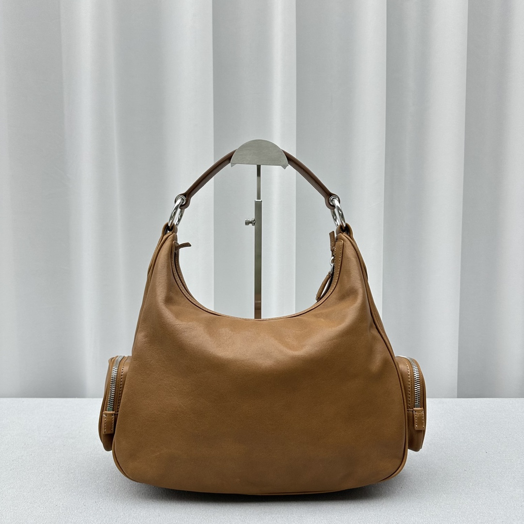 Miu Miu The new {caramel color} lambskin inside and outside feels first-class
