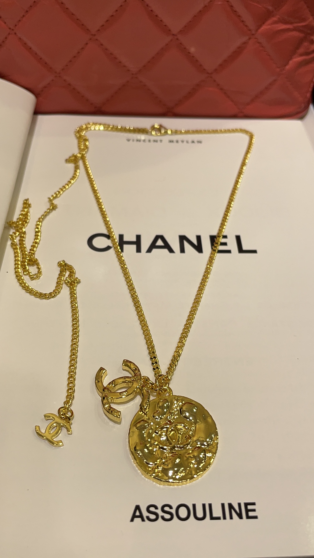 NO:856933,88180 Today's new product double pendant 24C new retro black round gold double C necklace Simple small round cake with classic double C logo The black gold color is huge and beautiful. It is easy to see. It is durable and elegant. You will not regret it if you choose it blindly. Z version customization. Brass material, adjustable length, necklace, Cartier high-end jewelry1986090988180今日新品双吊坠 24C新款复古黑色圆形金色双C项链 简简单单的小圆饼搭配经典双C logo 黑金配色巨好看财阀千金即视感 耐看又大气 盲选都不会后悔 z版定制 黄铜材质 可调节长短,,necklace,卡迪亚高端饰品,Jewelry